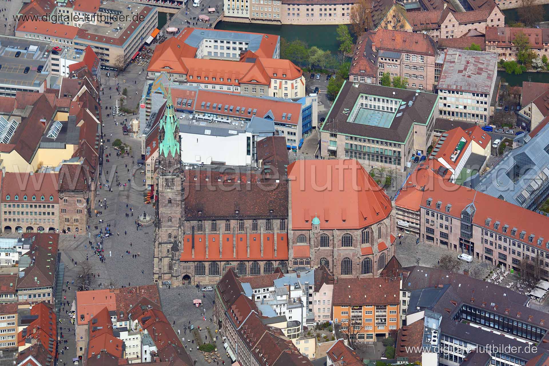 Titel: Lorenzkirche, Bildnummer: cc52790, Ort / Stadt: Nürnberg, (Land)Kreis: kreisfreie Stadt Nürnberg, Regierungsbezirk: Mittelfranken, Bundesland: Bayern, Aufnahmedatum: 17.04.2012, Schlagwörter: Luftbild, Luftbilder, Luftbildfotografie, Luftaufnahme, Luftbildaufnahme, Luftfoto, Vogelperspektive, Vogelansicht, Deutschland, Schräg- und Senkrecht-Luftaufnahmen, Orthofotografie, Lorenzkirche, Kirche, Königstraße, Sparkasse, Lorenzer Straße, Karolinenstraße, Breite Gasse, Touristen, Anziehungspun