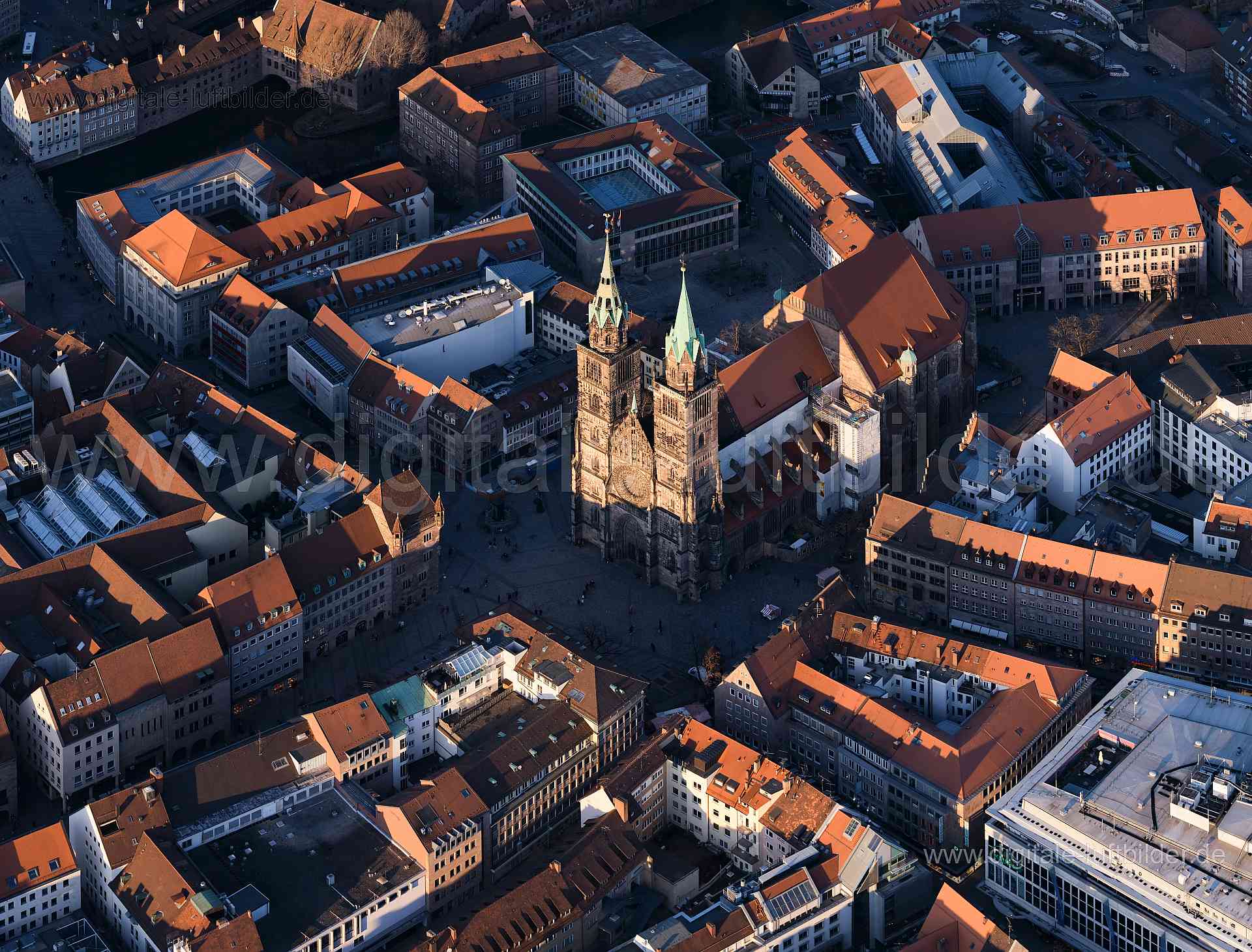 Titel: Lorenzkirche, Bildnummer: f405440, Ort / Stadt: Nürnberg, (Land)Kreis: kreisfreie Stadt Nürnberg, Regierungsbezirk: Mittelfranken, Bundesland: Bayern, Aufnahmedatum: 06.03.2021, Schlagwörter: Luftbild, Luftbilder, Luftbildfotografie, Luftaufnahme, Luftbildaufnahme, Luftfoto, Vogelperspektive, Vogelansicht, Deutschland, Schräg- und Senkrecht-Luftaufnahmen, Orthofotografie, 90402, Nürnberg, 90403, Lorenzer Platz, Breite Gasse, Brunnengasse, Kaiserstraße, Königstraße, Karolinenstraße, Pfanne