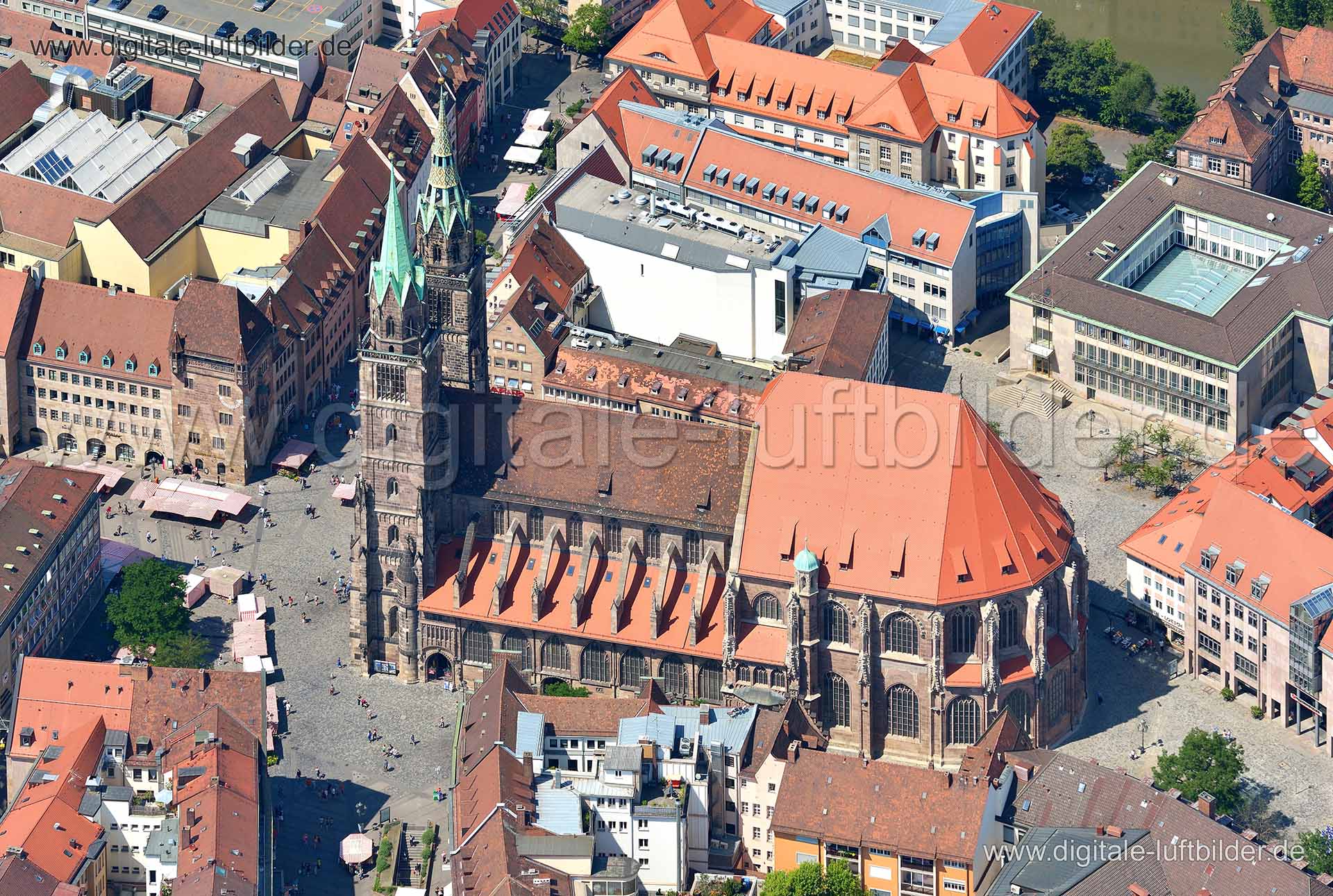 Titel: Lorenzkirche, Bildnummer: n055190, Ort / Stadt: Nürnberg, (Land)Kreis: kreisfreie Stadt Nürnberg, Regierungsbezirk: Mittelfranken, Bundesland: Bayern, Aufnahmedatum: 19.07.2013, Schlagwörter: Luftbild, Luftbilder, Luftbildfotografie, Luftaufnahme, Luftbildaufnahme, Luftfoto, Vogelperspektive, Vogelansicht, Deutschland, Schräg- und Senkrecht-Luftaufnahmen, Orthofotografie, Lorenzkirche, Altstadt, Königstraße, Heimatministerium, Bankgasse, Lorenzer Platz, Karolinenstraße, Kirche, Monat: Jul