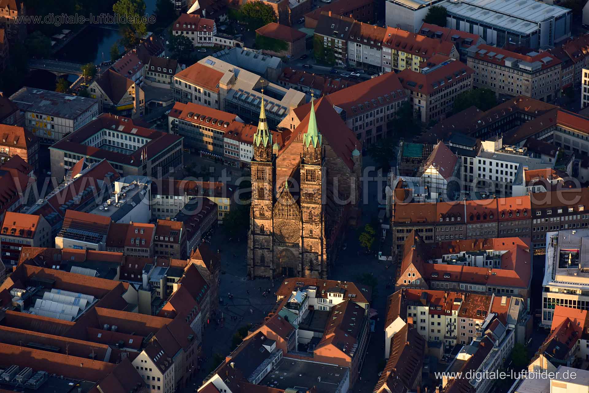 Titel: Lorenzkirche, Bildnummer: n330440, Ort / Stadt: Nürnberg, (Land)Kreis: kreisfreie Stadt Nürnberg, Regierungsbezirk: Mittelfranken, Bundesland: Bayern, Aufnahmedatum: 23.08.2019, Schlagwörter: Luftbild, Luftbilder, Luftbildfotografie, Luftaufnahme, Luftbildaufnahme, Luftfoto, Vogelperspektive, Vogelansicht, Deutschland, Schräg- und Senkrecht-Luftaufnahmen, Orthofotografie, St. Lorenz, Lorenzkirche, Kirche, Altstadt, Monat: August, Jahreszeit: Sommer, Tageszeit: Abend, Jahr: 2019, Flug ID: