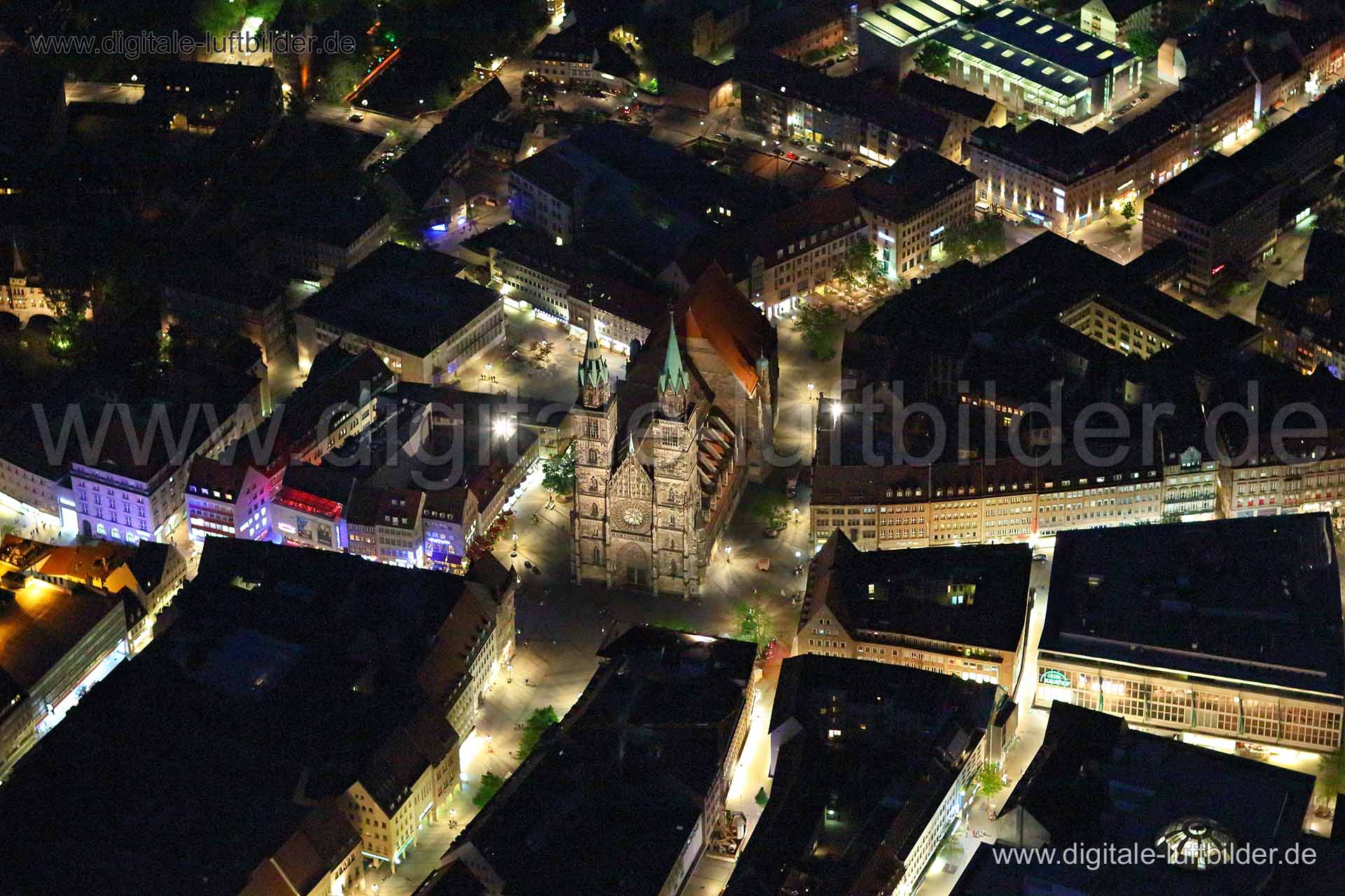 Titel: Lorenzkirche bei Nacht, Bildnummer: c040160, Ort / Stadt: Nürnberg, (Land)Kreis: kreisfreie Stadt Nürnberg, Regierungsbezirk: Mittelfranken, Bundesland: Bayern, Aufnahmedatum: 18.05.2013, Schlagwörter: Luftbild, Luftbilder, Luftbildfotografie, Luftaufnahme, Luftbildaufnahme, Luftfoto, Vogelperspektive, Vogelansicht, Deutschland, Schräg- und Senkrecht-Luftaufnahmen, Orthofotografie, Kirche, Lorenz, Lorenzkirche, Nachtbilder, Altstadt, Lorenzer Platz, Bankgasse, Kaiserstraße, Königstraße, T