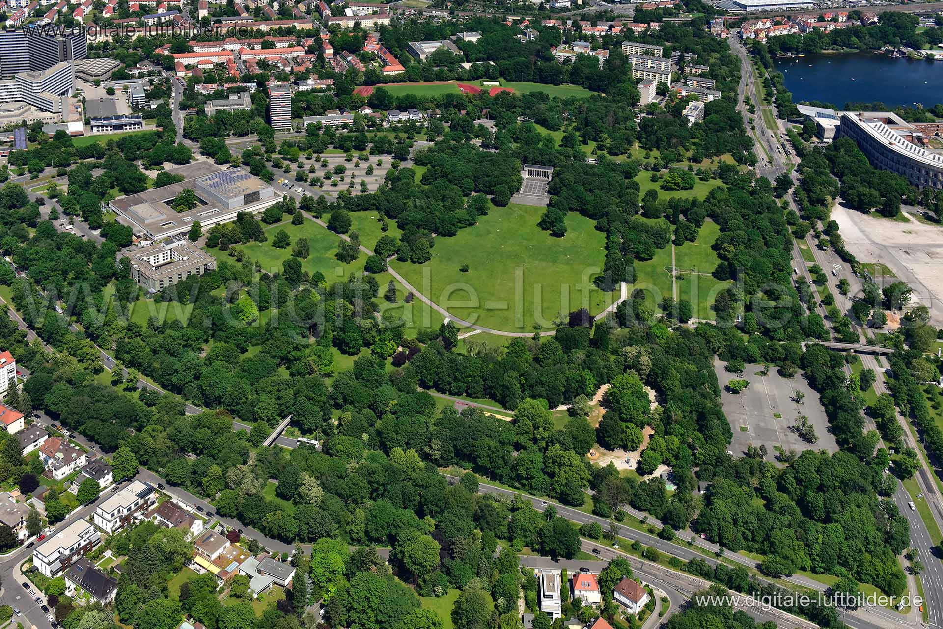 Titel: Luitpoldhain, Bildnummer: n293800, Ort / Stadt: Nürnberg, (Land)Kreis: kreisfreie Stadt Nürnberg, Regierungsbezirk: Mittelfranken, Bundesland: Bayern, Aufnahmedatum: 02.06.2019, Schlagwörter: Luftbild, Luftbilder, Luftbildfotografie, Luftaufnahme, Luftbildaufnahme, Luftfoto, Vogelperspektive, Vogelansicht, Deutschland, Schräg- und Senkrecht-Luftaufnahmen, Orthofotografie, Luitpoldhain, Park, Stadtpark, Bayernstraße, Grünfläche, Münchener Straße, Meistersingerhalle, Schultheißallee, An der