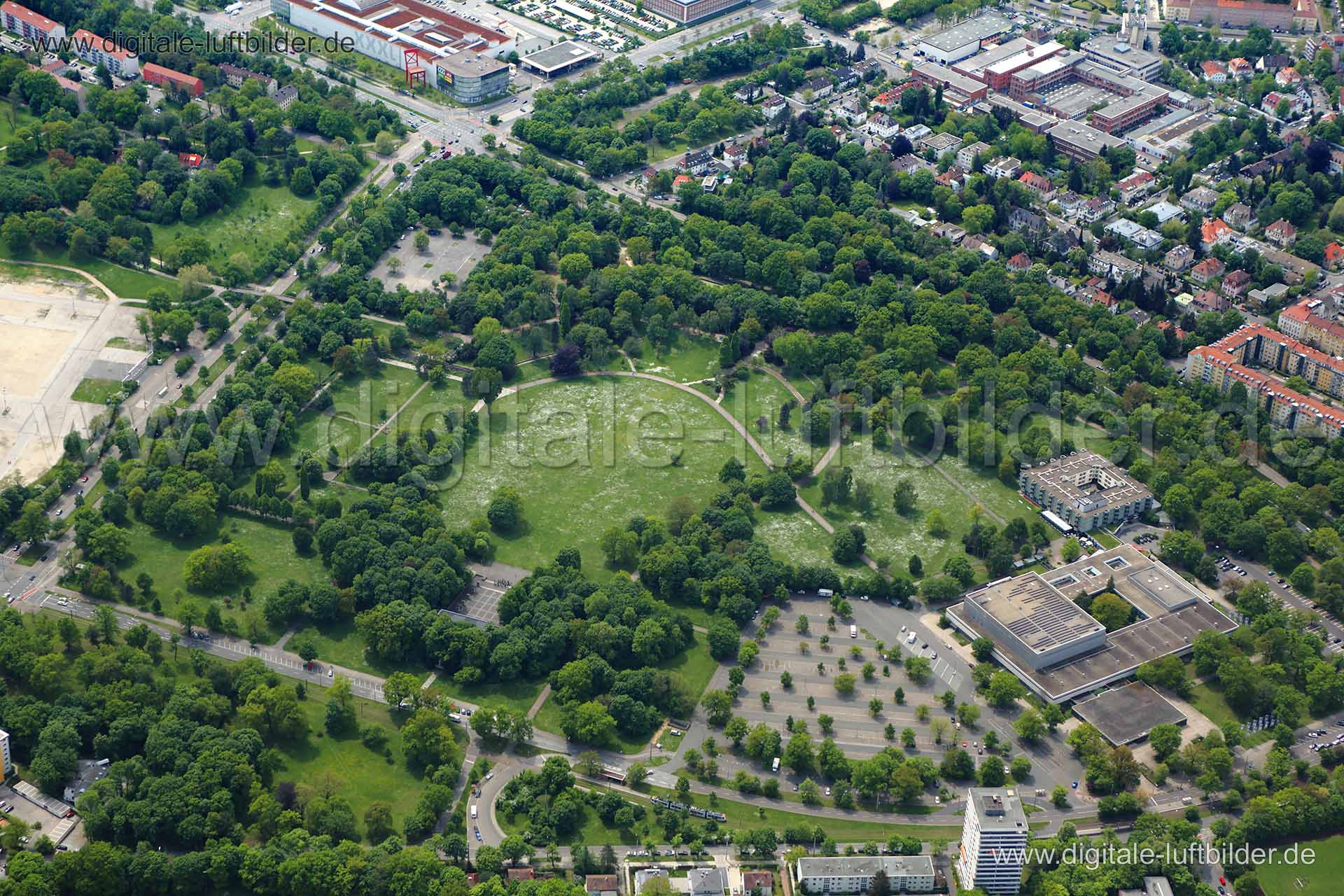 Titel: Luitpolhain, Bildnummer: c035980, Ort / Stadt: Nürnberg, (Land)Kreis: kreisfreie Stadt Nürnberg, Regierungsbezirk: Mittelfranken, Bundesland: Bayern, Aufnahmedatum: 15.05.2013, Schlagwörter: Luftbild, Luftbilder, Luftbildfotografie, Luftaufnahme, Luftbildaufnahme, Luftfoto, Vogelperspektive, Vogelansicht, Deutschland, Schräg- und Senkrecht-Luftaufnahmen, Orthofotografie, Luitpoldhain, Park, Stadtpark, Grünanlage, Meistersingerhalle, Meistersinger, Halle, Münchener Straße, An der Ehrenhall