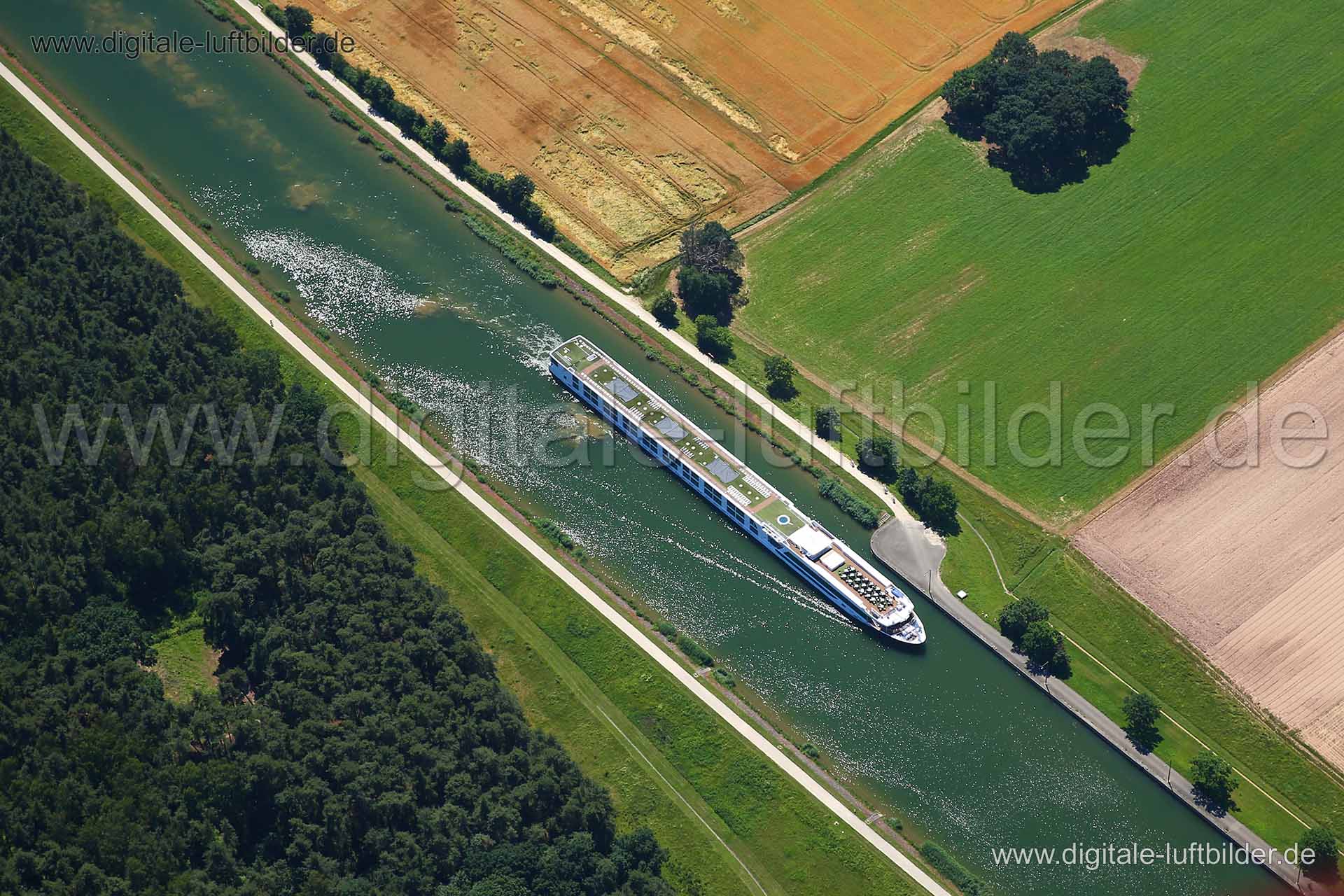 Titel: Main-Donau-Kanal, Bildnummer: c220180, Ort / Stadt: Nürnberg, (Land)Kreis: kreisfreie Stadt Nürnberg, Regierungsbezirk: Mittelfranken, Bundesland: Bayern, Aufnahmedatum: 23.06.2016, Schlagwörter: Luftbild, Luftbilder, Luftbildfotografie, Luftaufnahme, Luftbildaufnahme, Luftfoto, Vogelperspektive, Vogelansicht, Deutschland, Schräg- und Senkrecht-Luftaufnahmen, Orthofotografie, Main-Donau-Kanal, Schiff, Schifffahrt, Kanal, Gewässer, Monat: Juni, Jahreszeit: Sommer, Tageszeit: Mittag / Nachm