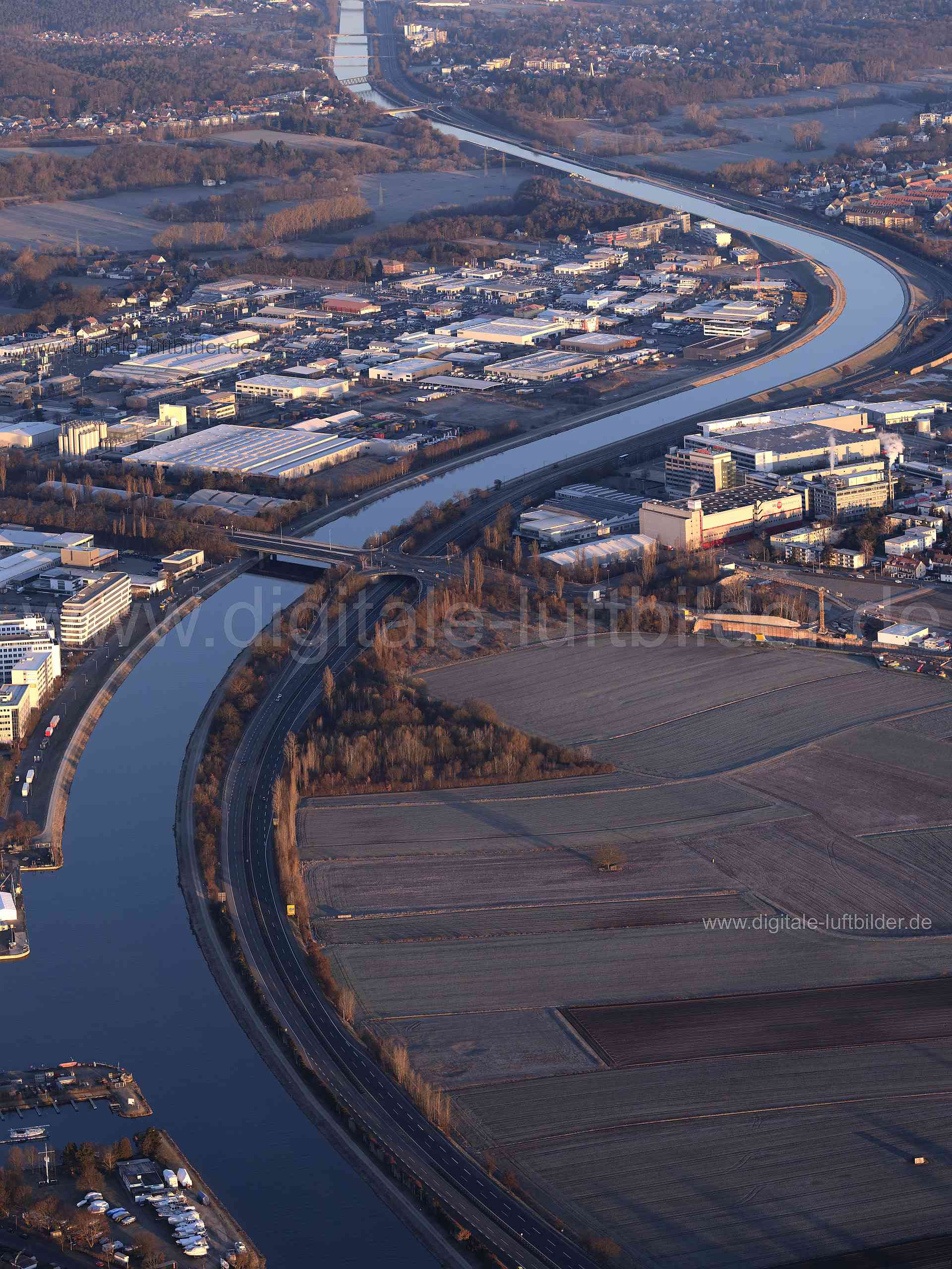 Titel: Main-Donau-Kanal, Bildnummer: f412480, Ort / Stadt: Nürnberg, (Land)Kreis: kreisfreie Stadt Nürnberg, Regierungsbezirk: Mittelfranken, Bundesland: Bayern, Aufnahmedatum: 07.03.2021, Schlagwörter: Luftbild, Luftbilder, Luftbildfotografie, Luftaufnahme, Luftbildaufnahme, Luftfoto, Vogelperspektive, Vogelansicht, Deutschland, Schräg- und Senkrecht-Luftaufnahmen, Orthofotografie, Früh, Sonnenaufgang, Morgenröte, Main-Donau-Kanal, Kanal, Südwesttangente, Kleinreuth bei Schweinau, Monat: März,