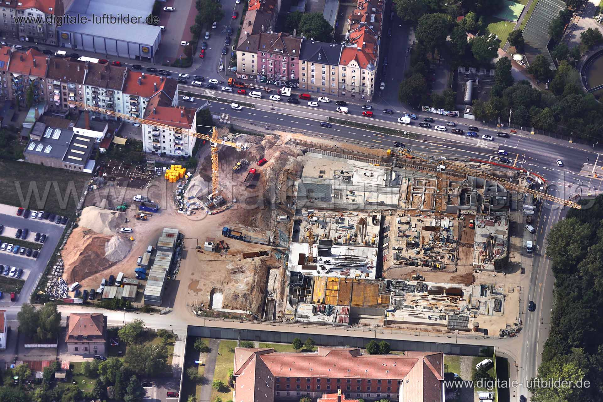 Titel: Mannertstraße, Bildnummer: c245250, Ort / Stadt: Nürnberg, (Land)Kreis: kreisfreie Stadt Nürnberg, Regierungsbezirk: Mittelfranken, Bundesland: Bayern, Aufnahmedatum: 15.08.2017, Schlagwörter: Luftbild, Luftbilder, Luftbildfotografie, Luftaufnahme, Luftbildaufnahme, Luftfoto, Vogelperspektive, Vogelansicht, Deutschland, Schräg- und Senkrecht-Luftaufnahmen, Orthofotografie, Mannertstraße, Maximilianstraße, Baustelle, Großbaustelle, Gertrudstraße, Peyerstraße, Feuerwache, Feuerwehr, Monat: