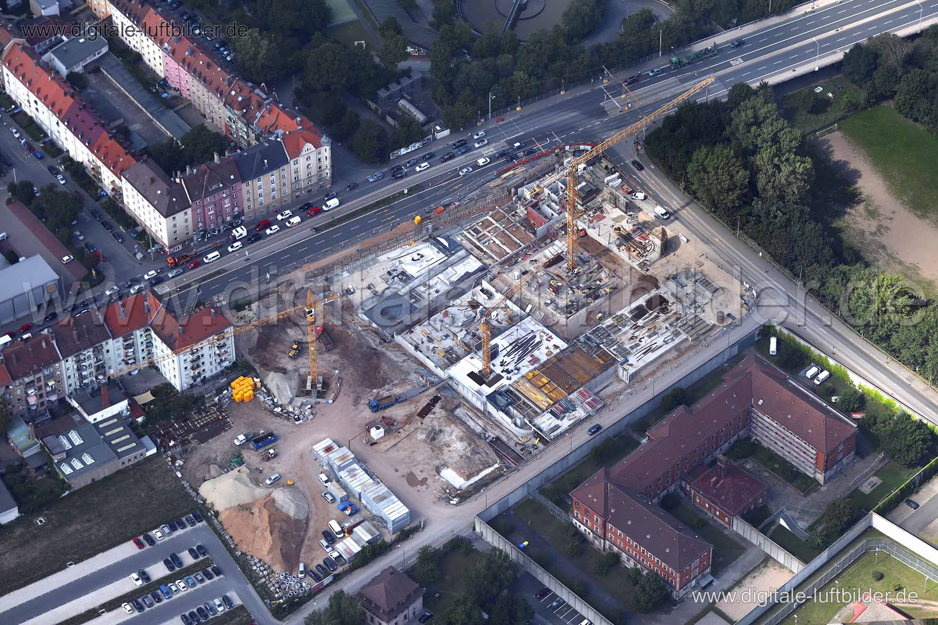 Titel: Mannertstraße, Bildnummer: c245270, Ort / Stadt: Nürnberg, (Land)Kreis: kreisfreie Stadt Nürnberg, Regierungsbezirk: Mittelfranken, Bundesland: Bayern, Aufnahmedatum: 15.08.2017, Schlagwörter: Luftbild, Luftbilder, Luftbildfotografie, Luftaufnahme, Luftbildaufnahme, Luftfoto, Vogelperspektive, Vogelansicht, Deutschland, Schräg- und Senkrecht-Luftaufnahmen, Orthofotografie, Mannertstraße, Maximilianstraße, Baustelle, Großbaustelle, Gertrudstraße, Peyerstraße, Feuerwache, Feuerwehr, Monat: