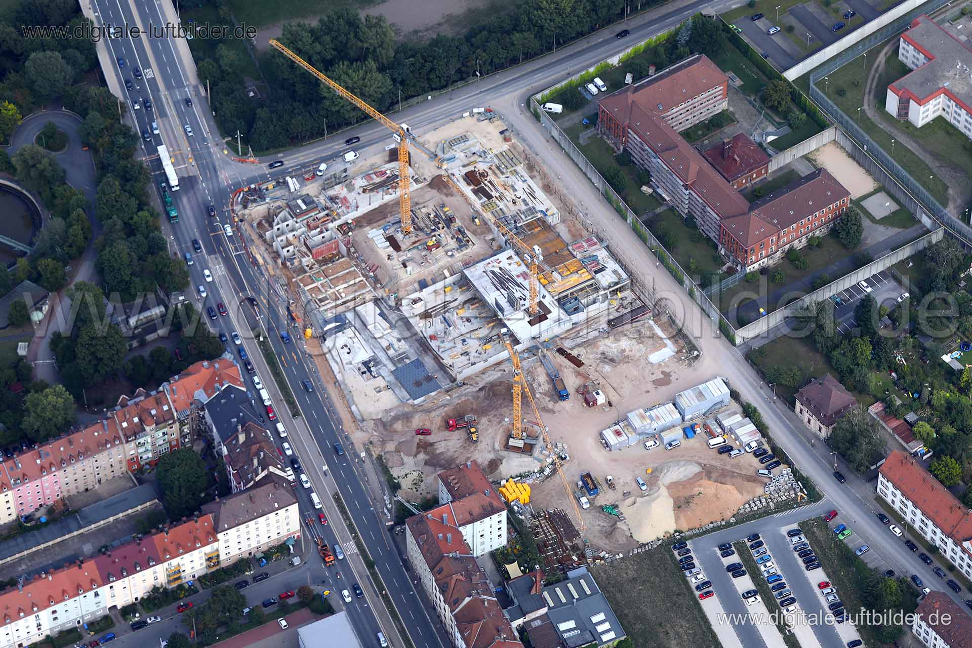 Titel: Mannertstraße, Bildnummer: c245300, Ort / Stadt: Nürnberg, (Land)Kreis: kreisfreie Stadt Nürnberg, Regierungsbezirk: Mittelfranken, Bundesland: Bayern, Aufnahmedatum: 15.08.2017, Schlagwörter: Luftbild, Luftbilder, Luftbildfotografie, Luftaufnahme, Luftbildaufnahme, Luftfoto, Vogelperspektive, Vogelansicht, Deutschland, Schräg- und Senkrecht-Luftaufnahmen, Orthofotografie, Mannertstraße, Maximilianstraße, Baustelle, Großbaustelle, Gertrudstraße, Peyerstraße, Feuerwache, Feuerwehr, Monat: