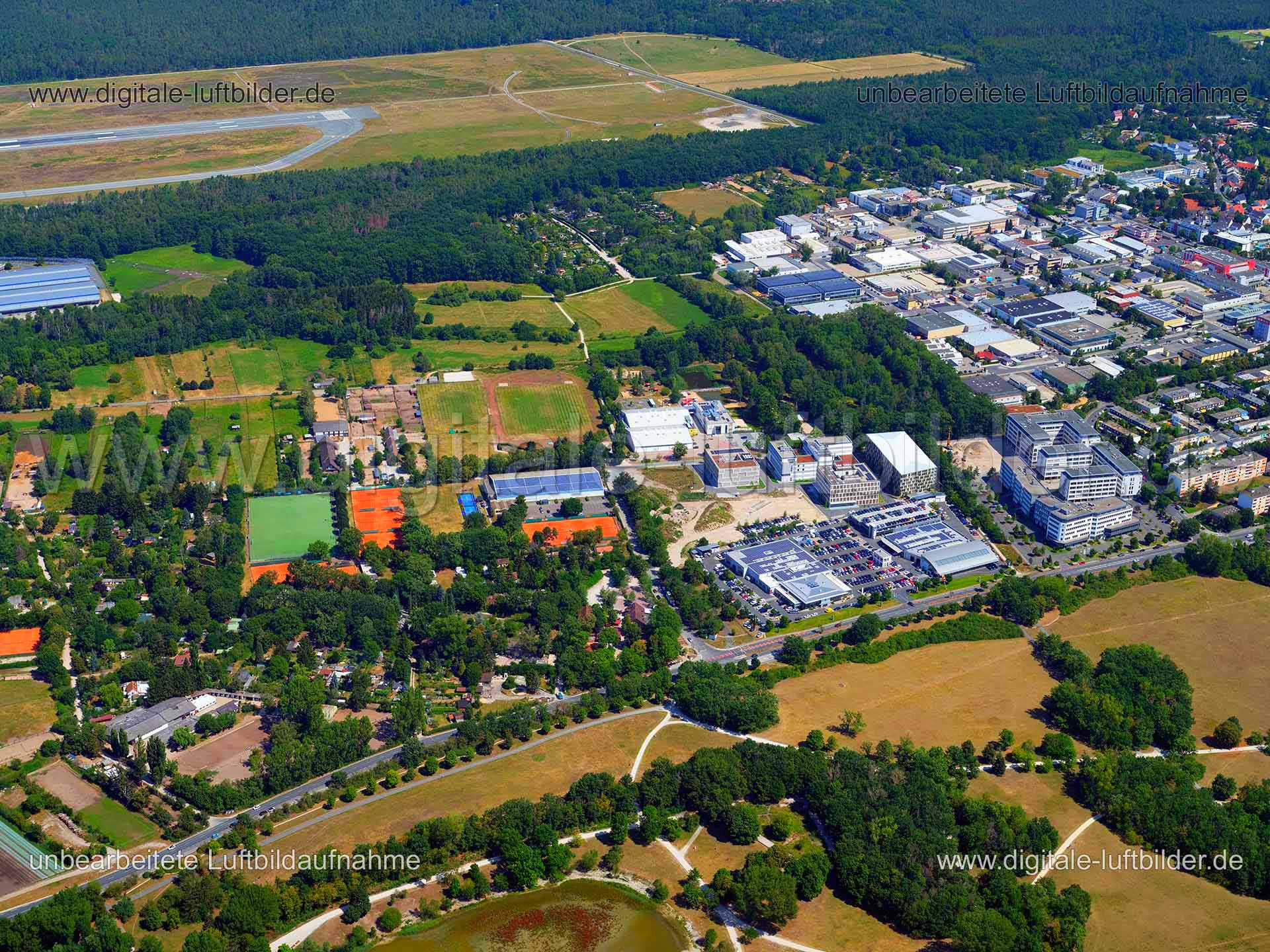 Titel: Marienberg Campus, Bildnummer: f381720, Ort / Stadt: Nürnberg, (Land)Kreis: kreisfreie Stadt Nürnberg, Regierungsbezirk: Mittelfranken, Bundesland: Bayern, Aufnahmedatum: 01.08.2020, Schlagwörter: Luftbild, Luftbilder, Luftbildfotografie, Luftaufnahme, Luftbildaufnahme, Luftfoto, Vogelperspektive, Vogelansicht, Deutschland, Schräg- und Senkrecht-Luftaufnahmen, Orthofotografie, 90411, Nürnberg, Marienbergstraße, August-Euler-Weg, Ernst-Heinkel-Weg, Hugo-Junkers-Straße, Andernacher Straße,