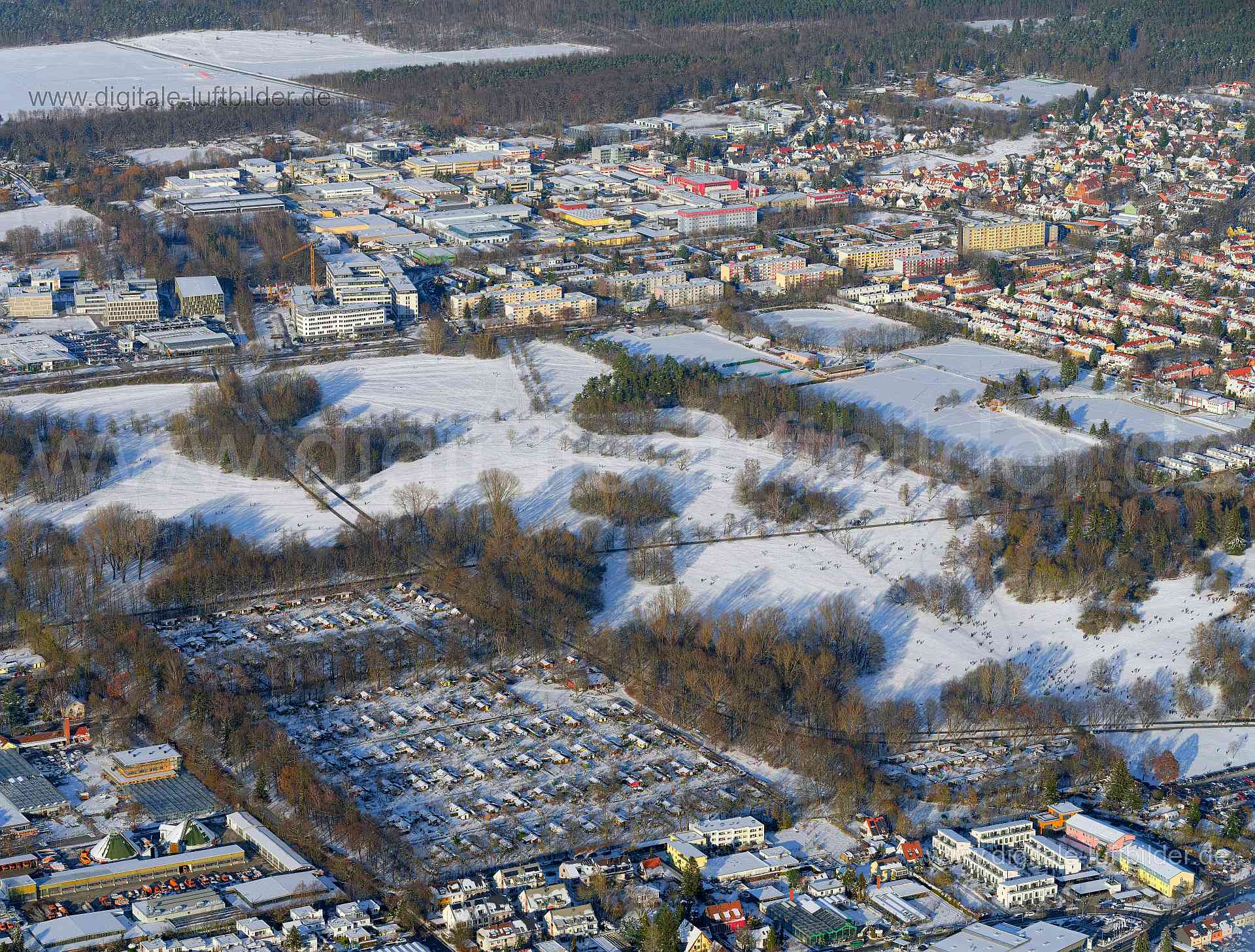 Titel: Marienbergpark, Bildnummer: f391090, Ort / Stadt: Nürnberg, (Land)Kreis: kreisfreie Stadt Nürnberg, Regierungsbezirk: Mittelfranken, Bundesland: Bayern, Aufnahmedatum: 13.02.2021, Schlagwörter: Luftbild, Luftbilder, Luftbildfotografie, Luftaufnahme, Luftbildaufnahme, Luftfoto, Vogelperspektive, Vogelansicht, Schräg- und Senkrecht-Luftaufnahmen, Orthofotografie, Deutschland, Schnee, Eis, 90425, Nürnberg, 90411, Schankalaweg, Marienbergstraße, Julius-Kelber-Weg, Braillestraße, Gustav-Weißko