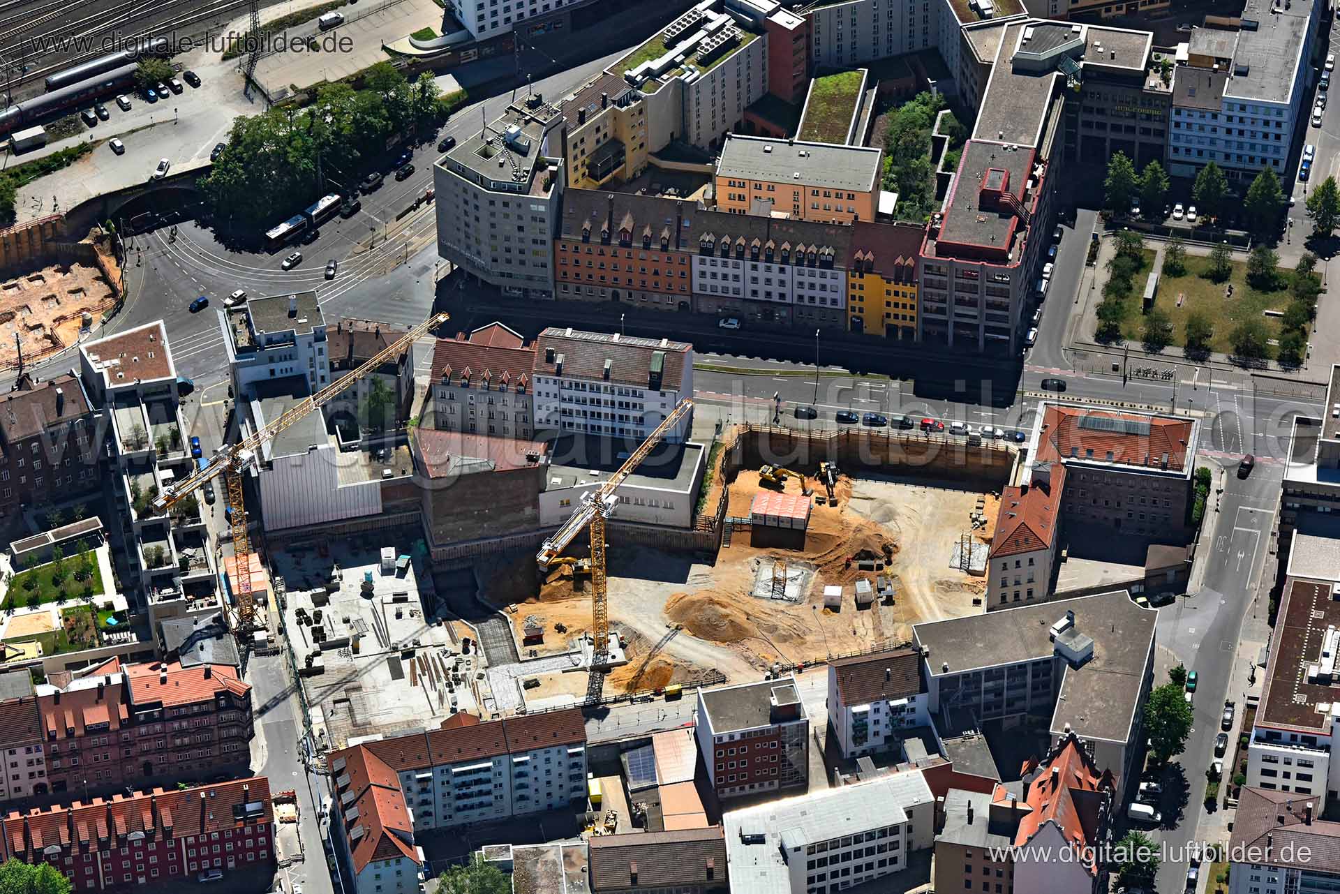 Titel: Marienstraße Baustelle, Bildnummer: n263110, Ort / Stadt: Nürnberg, (Land)Kreis: kreisfreie Stadt Nürnberg, Regierungsbezirk: Mittelfranken, Bundesland: Bayern, Aufnahmedatum: 06.05.2018, Schlagwörter: Luftbild, Luftbilder, Luftbildfotografie, Luftaufnahme, Luftbildaufnahme, Luftfoto, Vogelperspektive, Vogelansicht, Deutschland, Schräg- und Senkrecht-Luftaufnahmen, Orthofotografie, Marienstraße, Badstraße, Baustelle, Kran, Neudörferstraße, Willy-Brandt-Platz, Flaschenhofstraße, Bahnhofstr