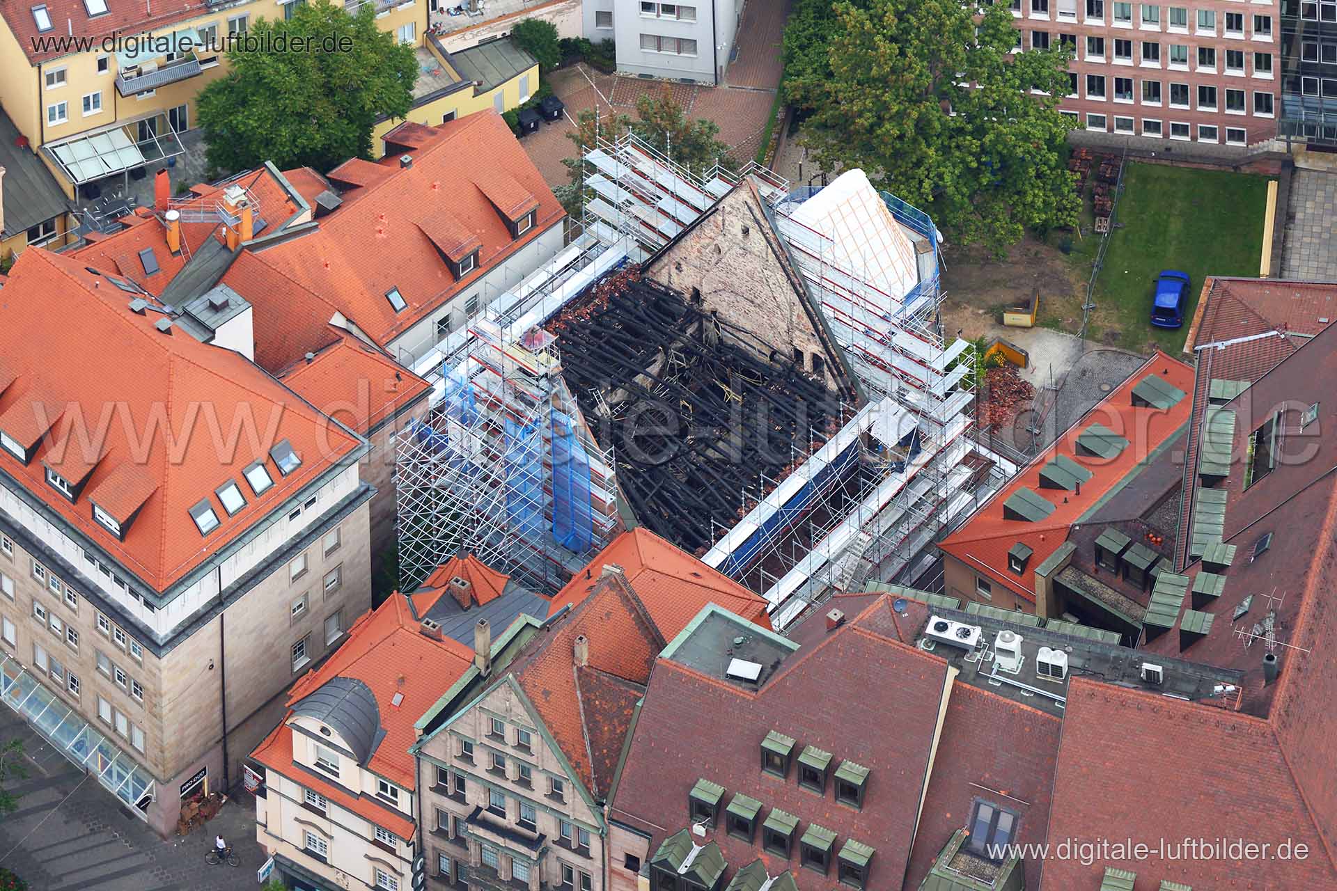 Titel: Martha Kirche, Bildnummer: c110110, Ort / Stadt: Nürnberg, (Land)Kreis: kreisfreie Stadt Nürnberg, Regierungsbezirk: Mittelfranken, Bundesland: Bayern, Aufnahmedatum: 19.06.2014, Schlagwörter: Luftbild, Luftbilder, Luftbildfotografie, Luftaufnahme, Luftbildaufnahme, Luftfoto, Vogelperspektive, Vogelansicht, Deutschland, Schräg- und Senkrecht-Luftaufnahmen, Orthofotografie, Brand, Großbrand, ausgebrannt, Dachstuhl, Königtormauer, Altstadt, Feuer, Peuntgasse, Kirche, Gerüst, Martha Kirche,