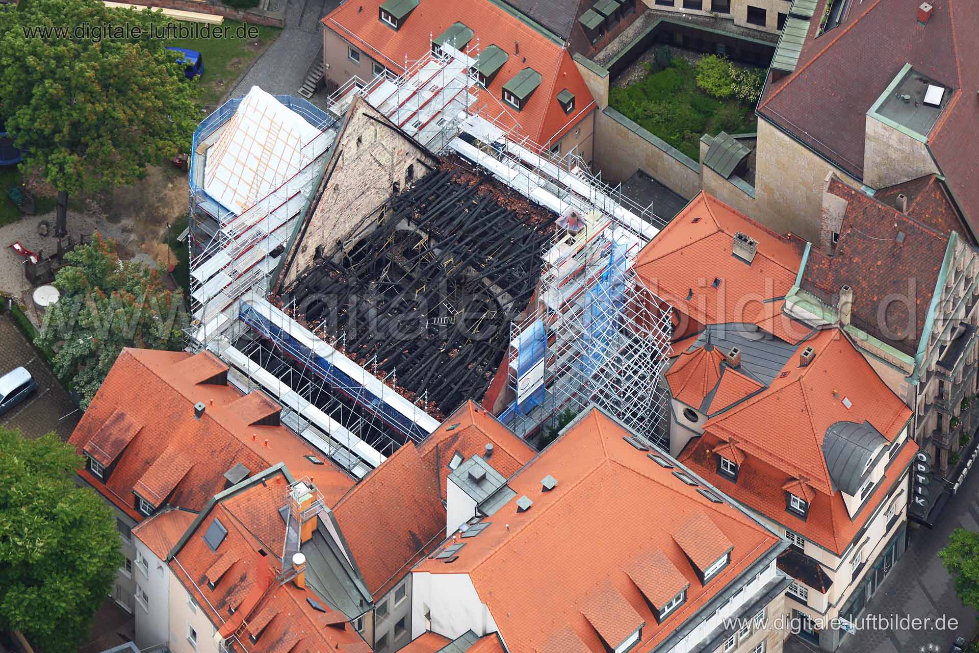 Titel: Martha Kirche, Bildnummer: c110160, Ort / Stadt: Nürnberg, (Land)Kreis: kreisfreie Stadt Nürnberg, Regierungsbezirk: Mittelfranken, Bundesland: Bayern, Aufnahmedatum: 19.06.2014, Schlagwörter: Luftbild, Luftbilder, Luftbildfotografie, Luftaufnahme, Luftbildaufnahme, Luftfoto, Vogelperspektive, Vogelansicht, Deutschland, Schräg- und Senkrecht-Luftaufnahmen, Orthofotografie, Martha Kirche, Marthakirche, Königstraße, Brand, Großbrand, ausgebrannt, Dachstuhl, Königtormauer, Altstadt, Feuer, P