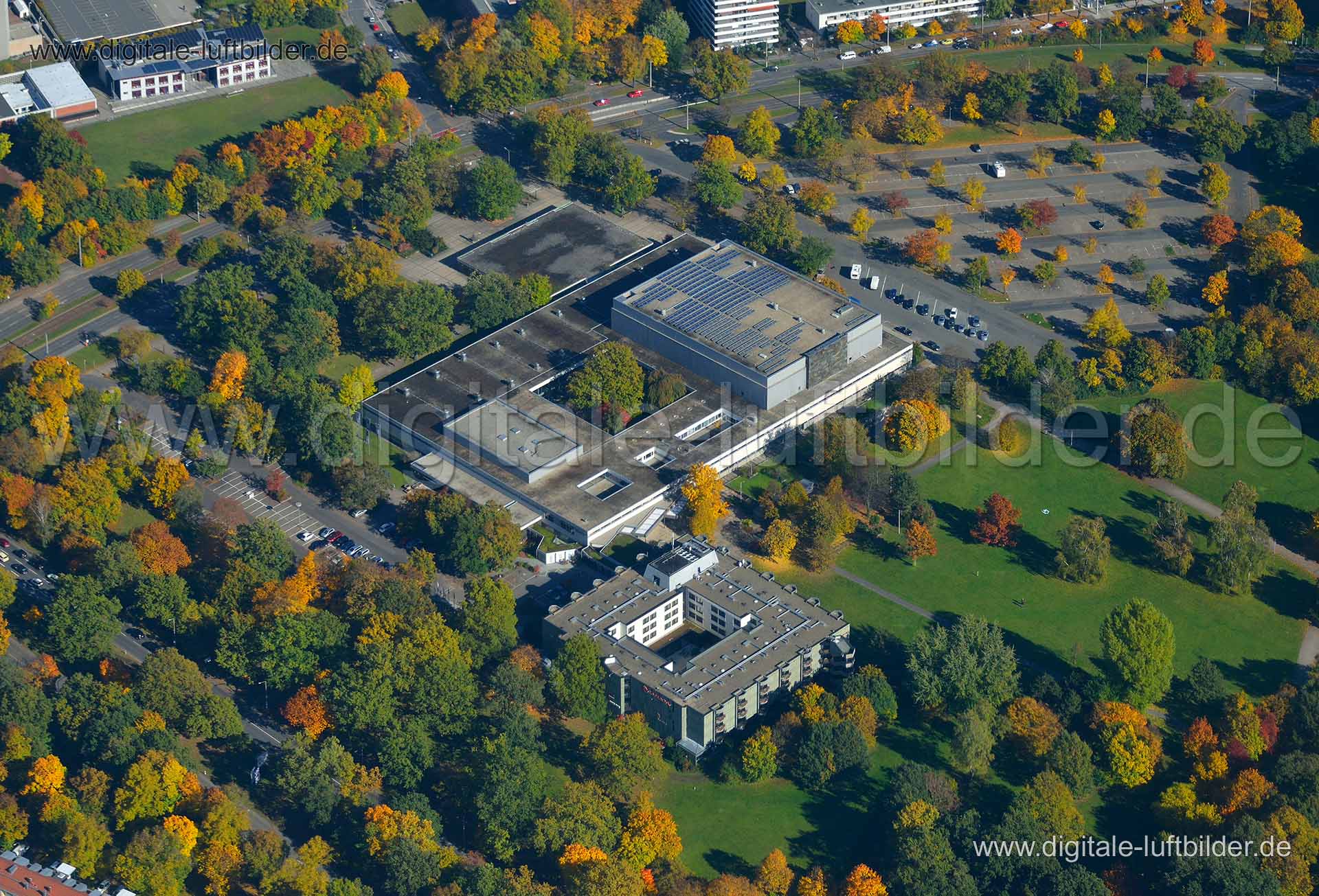 Titel: Meistersingerhalle, Bildnummer: n076190, Ort / Stadt: Nürnberg, (Land)Kreis: kreisfreie Stadt Nürnberg, Regierungsbezirk: Mittelfranken, Bundesland: Bayern, Aufnahmedatum: 19.10.2013, Schlagwörter: Luftbild, Luftbilder, Luftbildfotografie, Luftaufnahme, Luftbildaufnahme, Luftfoto, Vogelperspektive, Vogelansicht, Deutschland, Schräg- und Senkrecht-Luftaufnahmen, Orthofotografie, Herbstlaub, Meistersingerhalle, Luitpoldhain, Schultheißallee, Münchener Straße, Gewerbeflächen & Gewerbeimmobil