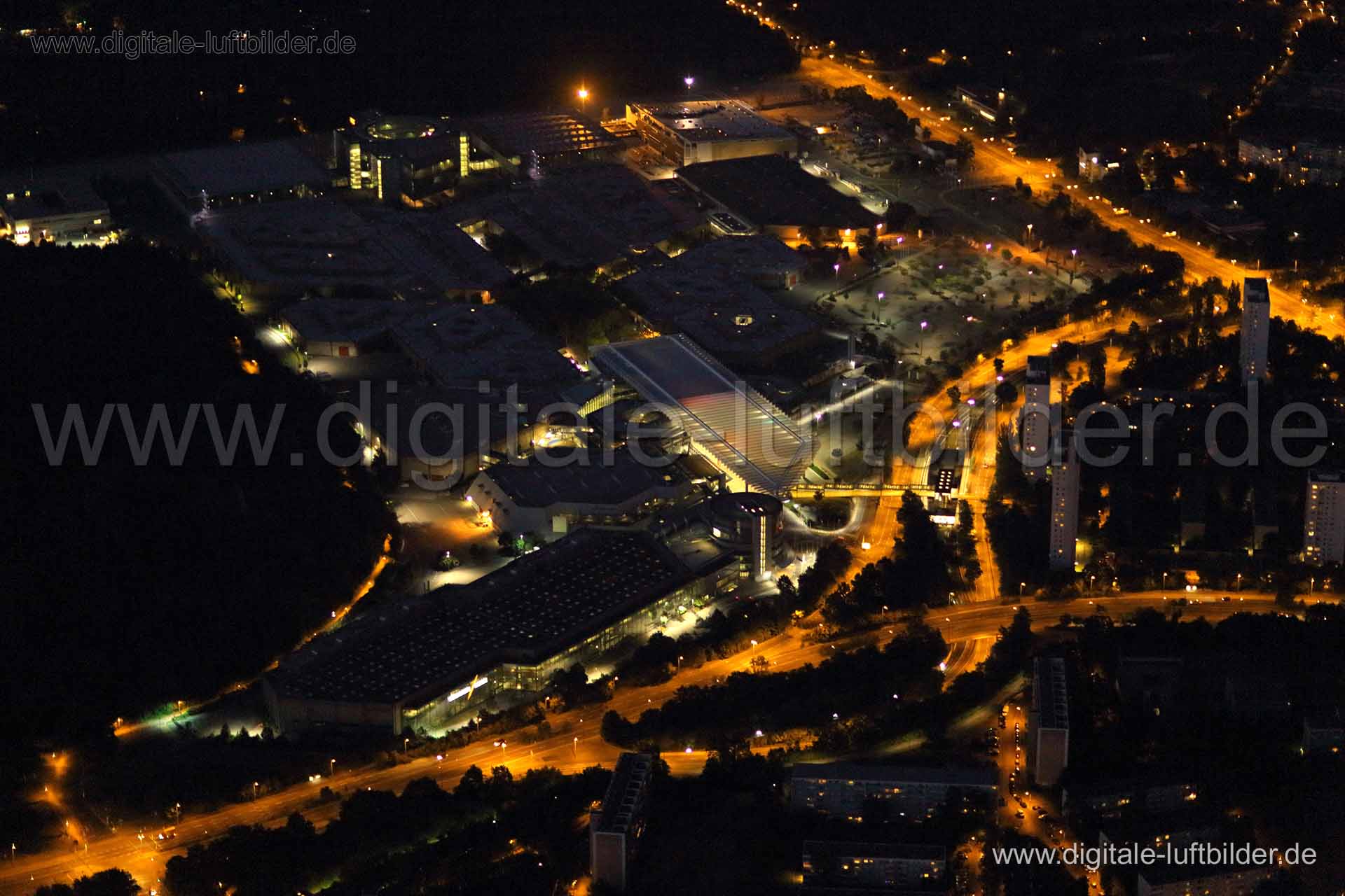Titel: Messe, Bildnummer: c053460, Ort / Stadt: Nürnberg, (Land)Kreis: kreisfreie Stadt Nürnberg, Regierungsbezirk: Mittelfranken, Bundesland: Bayern, Aufnahmedatum: 19.07.2013, Schlagwörter: Luftbild, Luftbilder, Luftbildfotografie, Luftaufnahme, Luftbildaufnahme, Luftfoto, Vogelperspektive, Vogelansicht, Deutschland, Schräg- und Senkrecht-Luftaufnahmen, Orthofotografie, Messe, Messezentrum, CCN, Otto-Bärnreuther-Straße, Münchener Straße, Karl-Schönleben-Straße, Gewerbeflächen & Gewerbeimmobili