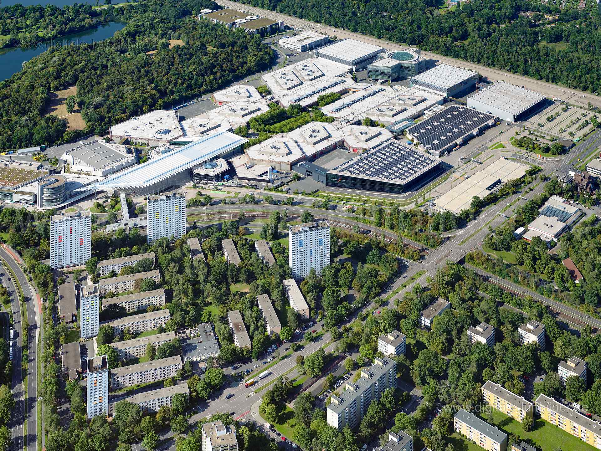 Titel: Messe Nürnberg, Bildnummer: f513890, Ort / Stadt: Nürnberg, (Land)Kreis: kreisfreie Stadt Nürnberg, Regierungsbezirk: Mittelfranken, Bundesland: Bayern, Aufnahmedatum: 11.08.2023, Schlagwörter: Deutschland, 90471, Bertolt-Brecht-Straße, Euckenweg, Herzogstandstraße, Karl-Schönleben-Straße, Messezentrum, Neuselsbrunn, Nürnberg, Rauschbergweg, Saturnweg, Messe Nürnberg, Messezentrum, Neuselsbrunn, Hochhaus, Hochhäuser, Langwasser, Messehallen, Monat: August, Jahreszeit: Sommer, Tageszeit: V