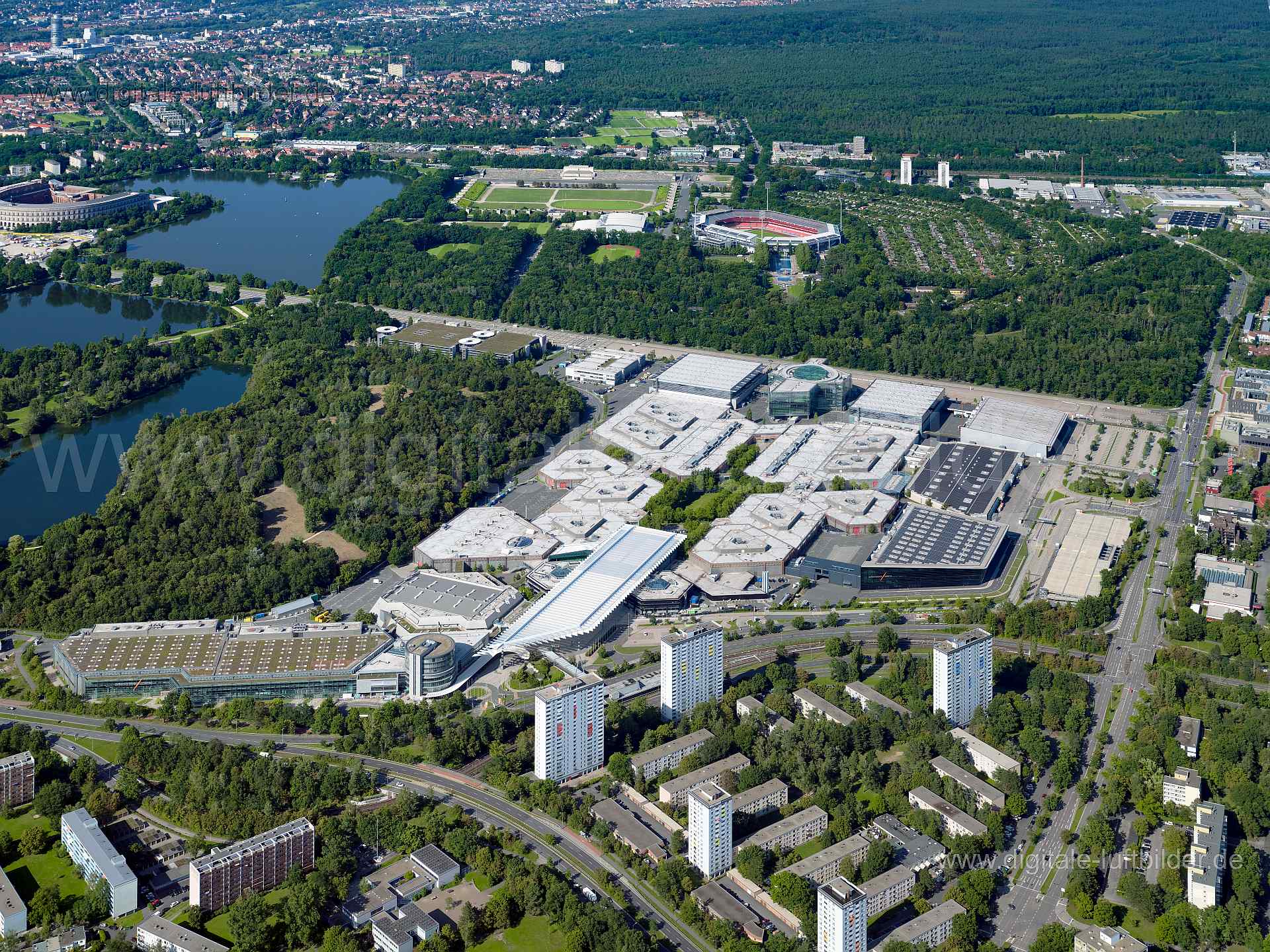 Titel: Messe Nürnberg, Bildnummer: f513910, Ort / Stadt: Nürnberg, (Land)Kreis: kreisfreie Stadt Nürnberg, Regierungsbezirk: Mittelfranken, Bundesland: Bayern, Aufnahmedatum: 11.08.2023, Schlagwörter: Deutschland, 90471, Bertolt-Brecht-Straße, Carossaweg, Euckenweg, Grüntenweg, Herzogstandstraße, Karl-Schönleben-Straße, Messezentrum, Neuselsbrunn, Nürnberg, Rauschbergweg, Ricarda-Huch-Straße, Messe Nürnberg, Messezentrum, Neuselsbrunn, Hochhaus, Hochhäuser, Langwasser, Messehallen, Panorama, Hor