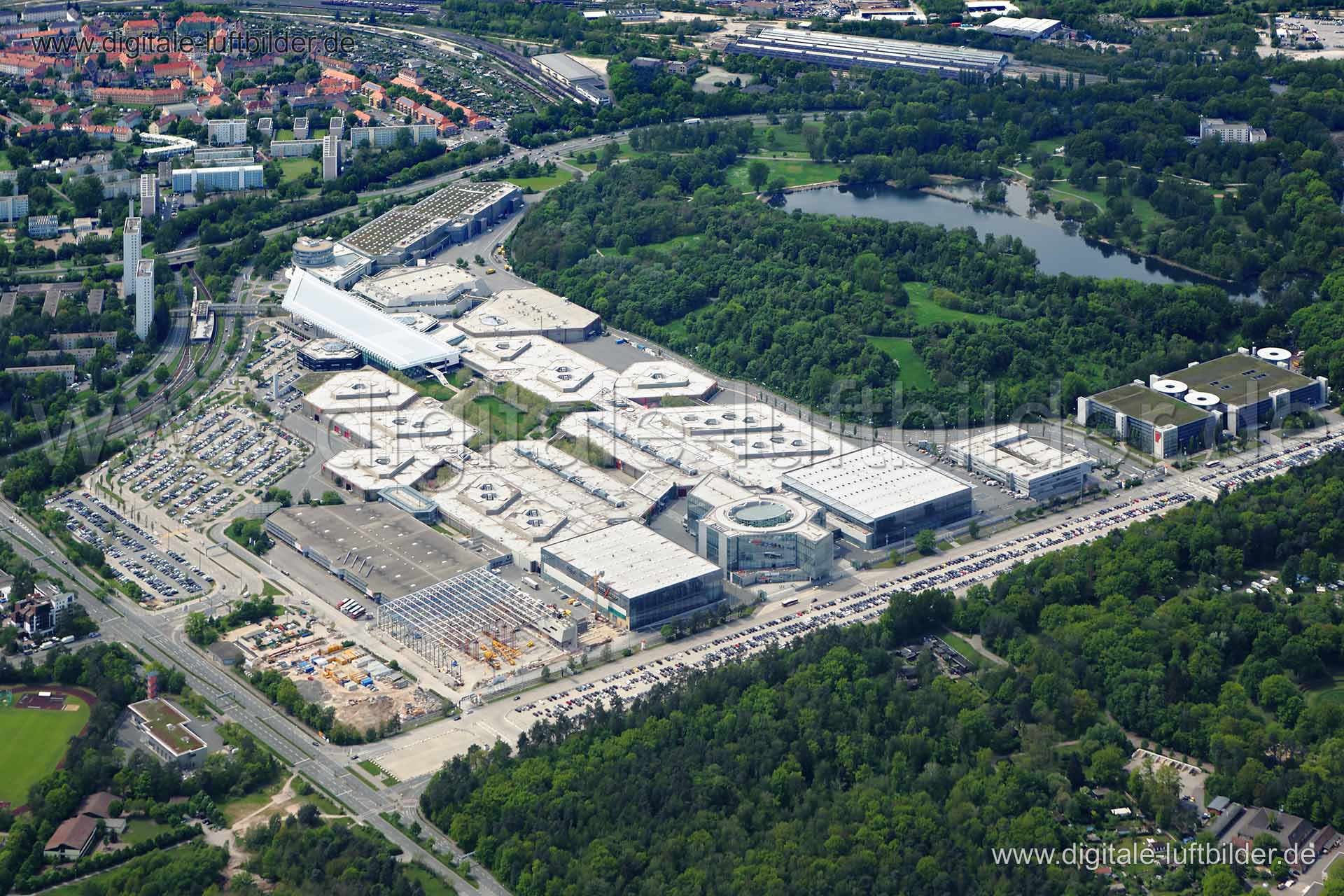 Titel: Messegelände, Bildnummer: c036080, Ort / Stadt: Nürnberg, (Land)Kreis: kreisfreie Stadt Nürnberg, Regierungsbezirk: Mittelfranken, Bundesland: Bayern, Aufnahmedatum: 15.05.2013, Schlagwörter: Luftbild, Luftbilder, Luftbildfotografie, Luftaufnahme, Luftbildaufnahme, Luftfoto, Vogelperspektive, Vogelansicht, Deutschland, Schräg- und Senkrecht-Luftaufnahmen, Orthofotografie, CCN, Langwasser, Dutzendteich, Messe, Messezentrum, Messen, Baustelle, Ausstellung, Ausstellungen, Bauernfeind, Große