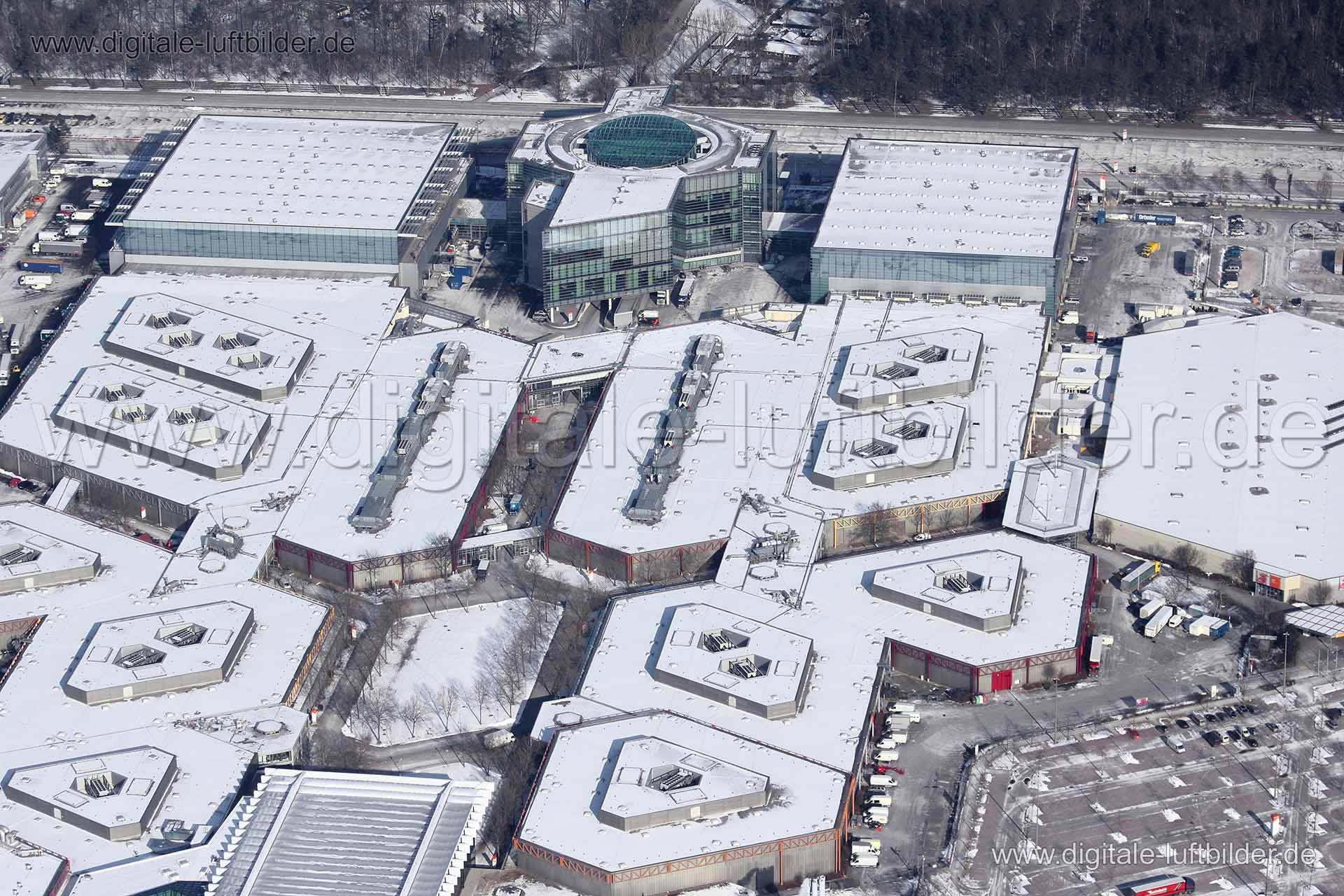 Titel: Messezentrum im Winter, Bildnummer: cc41410, Ort / Stadt: Nürnberg, (Land)Kreis: kreisfreie Stadt Nürnberg, Regierungsbezirk: Mittelfranken, Bundesland: Bayern, Aufnahmedatum: 11.02.2012, Schlagwörter: Luftbild, Luftbilder, Luftbildfotografie, Luftaufnahme, Luftbildaufnahme, Luftfoto, Vogelperspektive, Vogelansicht, Deutschland, Schräg- und Senkrecht-Luftaufnahmen, Orthofotografie, Messe, Messezentrum, CCN, Congress Center, Schneedecke, Messebetrieb, Große Straße, Langwasser, Gewerbefläch