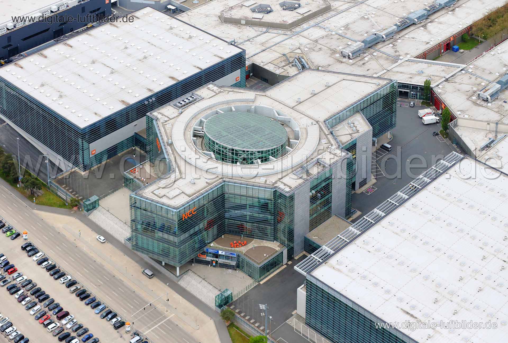 Titel: NCC Messezentrum, Bildnummer: c106160, Ort / Stadt: Nürnberg, (Land)Kreis: kreisfreie Stadt Nürnberg, Regierungsbezirk: Mittelfranken, Bundesland: Bayern, Aufnahmedatum: 03.05.2014, Schlagwörter: Luftbild, Luftbilder, Luftbildfotografie, Luftaufnahme, Luftbildaufnahme, Luftfoto, Vogelperspektive, Vogelansicht, Deutschland, Schräg- und Senkrecht-Luftaufnahmen, Orthofotografie, Messe, Messezentrum, Große Straße, Langwasser, Dutzendteich, Nürnberg Congress Center, NCC, CCN, Architektur, Glas