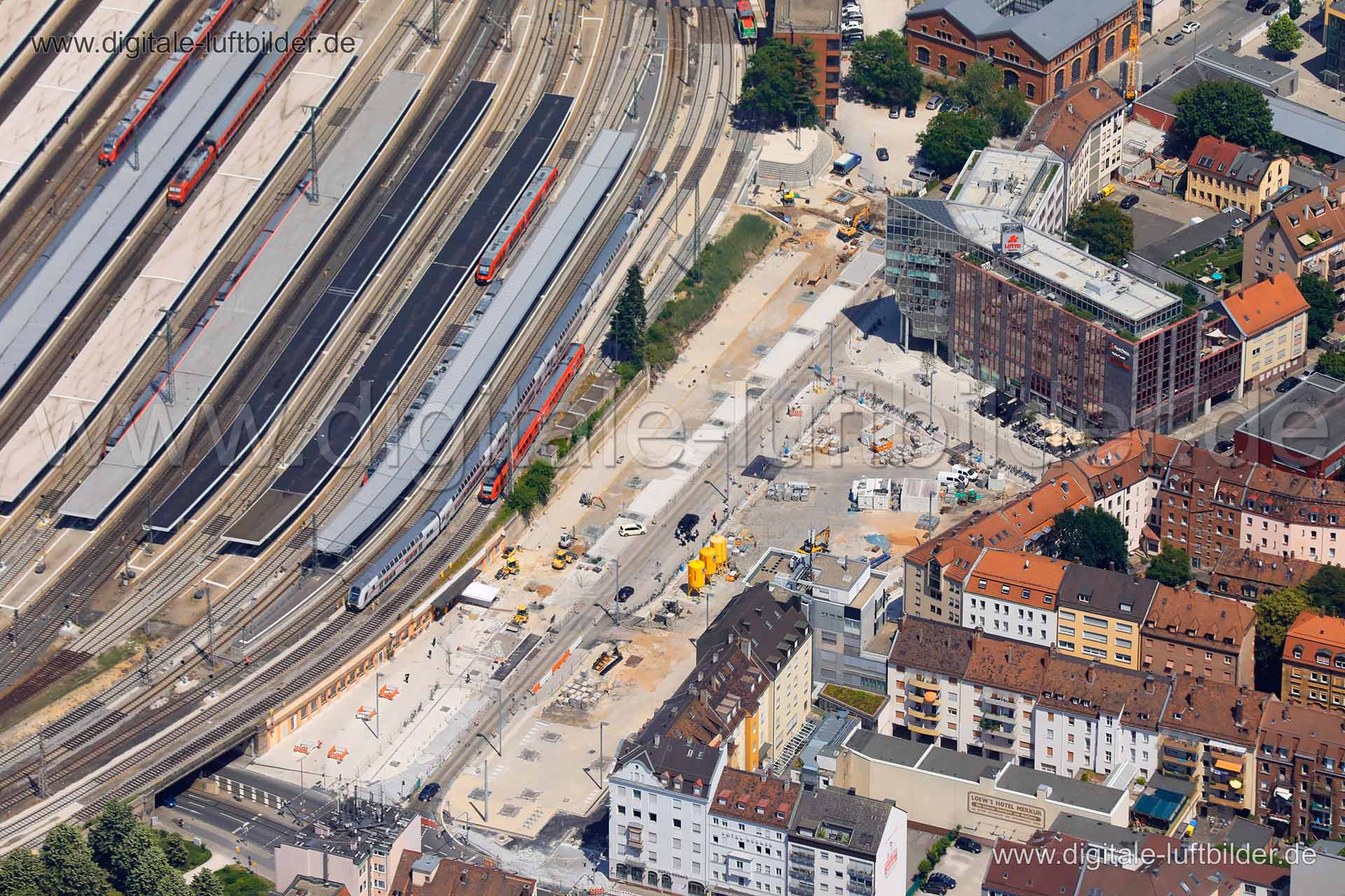 Titel: Nelson-Mandela-Platz, Bildnummer: c311320, Ort / Stadt: Nürnberg, (Land)Kreis: kreisfreie Stadt Nürnberg, Regierungsbezirk: Mittelfranken, Bundesland: Bayern, Aufnahmedatum: 26.06.2019, Schlagwörter: Luftbild, Luftbilder, Luftbildfotografie, Luftaufnahme, Luftbildaufnahme, Luftfoto, Vogelperspektive, Vogelansicht, Deutschland, Schräg- und Senkrecht-Luftaufnahmen, Orthofotografie, 90443, Frauentorgraben, Eilgutstraße, Tafelhofstraße, Bahnhofsplatz, Richard-Wagner-Platz, Hochhaus, Nelson-Ma