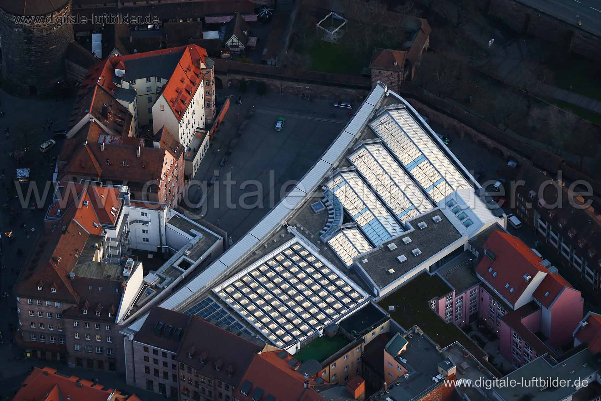 Titel: Neues Museum, Bildnummer: b182050, Ort / Stadt: Nürnberg, (Land)Kreis: kreisfreie Stadt Nürnberg, Regierungsbezirk: Mittelfranken, Bundesland: Bayern, Aufnahmedatum: 22.12.2015, Schlagwörter: Luftbild, Luftbilder, Luftbildfotografie, Luftaufnahme, Luftbildaufnahme, Luftfoto, Vogelperspektive, Vogelansicht, Deutschland, Schräg- und Senkrecht-Luftaufnahmen, Orthofotografie, Neues Museum, Klarissenplatz, Hintere Sterngasse, Architektur, Licht, Leuchten, Lichtkuppeln, Lichtschächte, Fenster,