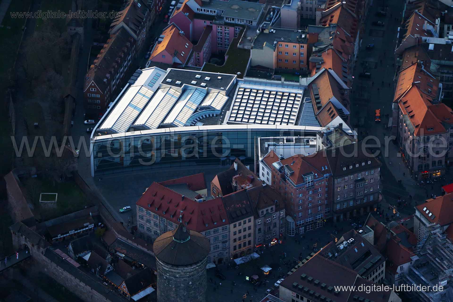 Titel: neues Museum, Bildnummer: b182270, Ort / Stadt: Nürnberg, (Land)Kreis: kreisfreie Stadt Nürnberg, Regierungsbezirk: Mittelfranken, Bundesland: Bayern, Aufnahmedatum: 22.12.2015, Schlagwörter: Luftbild, Luftbilder, Luftbildfotografie, Luftaufnahme, Luftbildaufnahme, Luftfoto, Vogelperspektive, Vogelansicht, Deutschland, Schräg- und Senkrecht-Luftaufnahmen, Orthofotografie, Neues Museum, Klarissenplatz, Königstraße, Architektur, Luitpoldstraße, Hintere Sterngasse, neues Museum, Monat: Dezem