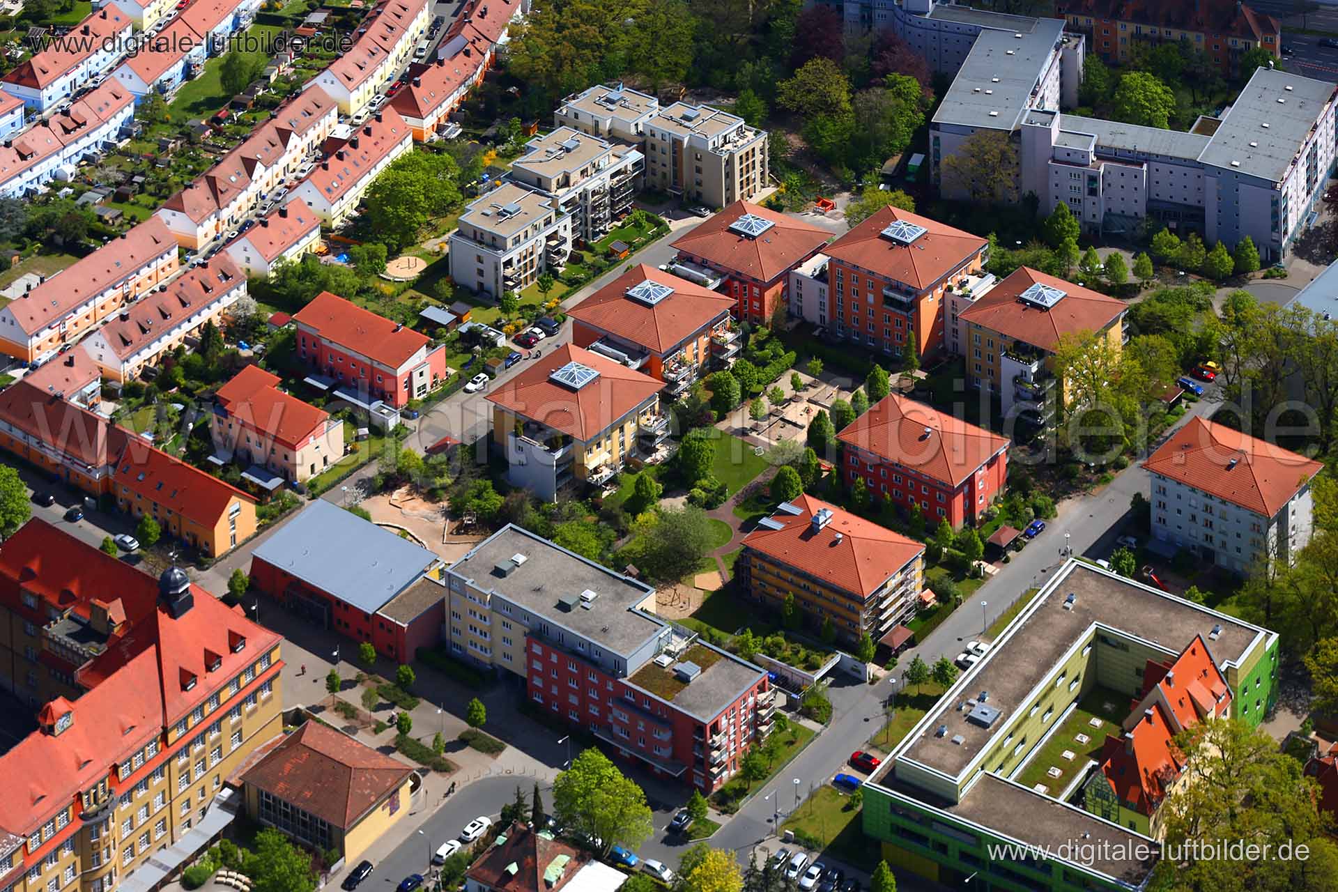 Titel: Neulichtenhof, Bildnummer: c213080, Ort / Stadt: Nürnberg, (Land)Kreis: kreisfreie Stadt Nürnberg, Regierungsbezirk: Mittelfranken, Bundesland: Bayern, Aufnahmedatum: 04.05.2016, Schlagwörter: Luftbild, Luftbilder, Luftbildfotografie, Luftaufnahme, Luftbildaufnahme, Luftfoto, Vogelperspektive, Vogelansicht, Deutschland, Schräg- und Senkrecht-Luftaufnahmen, Orthofotografie, Neulichtenhof, Neulichtenhofstraße, Egonstraße, Eckhardstraße, Oswaldstraße, Normannenstraße, Sperberstraße, Neubau,