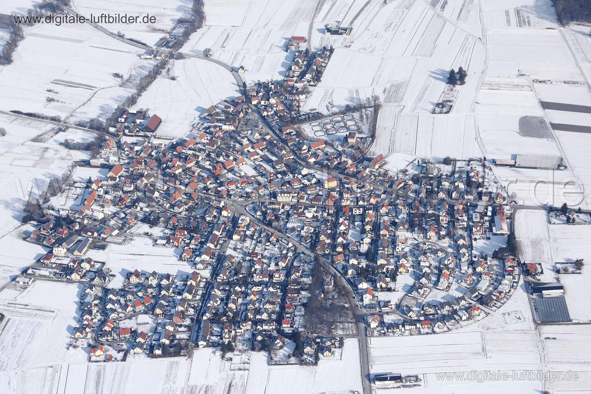 Titel: Neunhhof im Winter, Bildnummer: cc44350, Ort / Stadt: Nürnberg, (Land)Kreis: kreisfreie Stadt Nürnberg, Regierungsbezirk: Mittelfranken, Bundesland: Bayern, Aufnahmedatum: 11.02.2012, Schlagwörter: Luftbild, Luftbilder, Luftbildfotografie, Luftaufnahme, Luftbildaufnahme, Luftfoto, Vogelperspektive, Vogelansicht, Deutschland, Schräg- und Senkrecht-Luftaufnahmen, Orthofotografie, Neunhof, Knoblauchsland, Landwirtschaft, Dorf, Vorort, Hauptstraße, Acker, Äcker, Schneedecke, Schneekleid, Sonn
