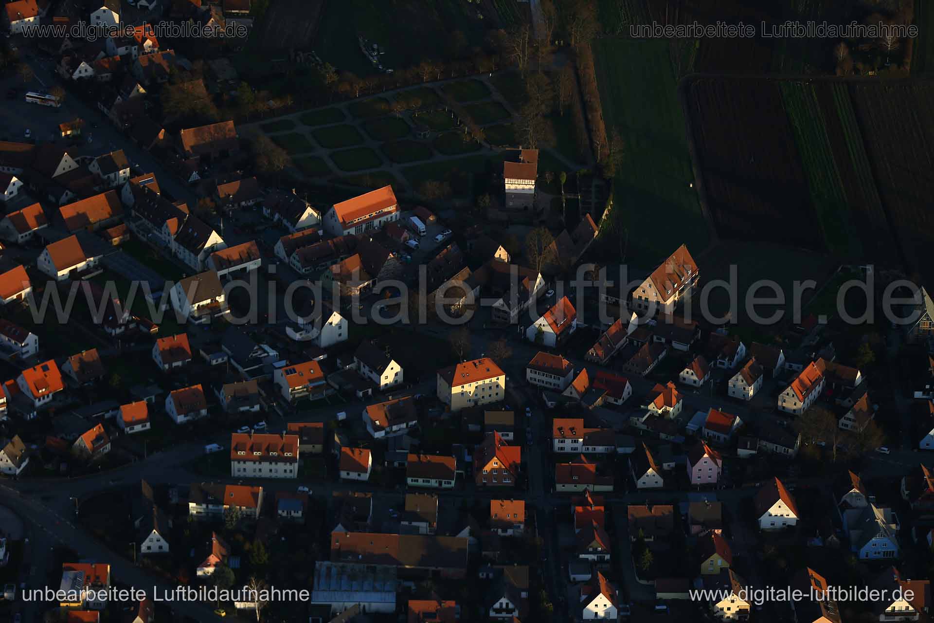 Titel: Neunhof, Bildnummer: b180350, Ort / Stadt: Nürnberg, (Land)Kreis: kreisfreie Stadt Nürnberg, Regierungsbezirk: Mittelfranken, Bundesland: Bayern, Aufnahmedatum: 22.12.2015, Schlagwörter: Luftbild, Luftbilder, Luftbildfotografie, Luftaufnahme, Luftbildaufnahme, Luftfoto, Vogelperspektive, Vogelansicht, Deutschland, Schräg- und Senkrecht-Luftaufnahmen, Orthofotografie, Neunhof, Knoblauchsland, Obere Dorfstraße, An der Wind, Gwänderweg, Am Kriegerdenkmal, Binzenweg, Monat: Dezember, Jahresze