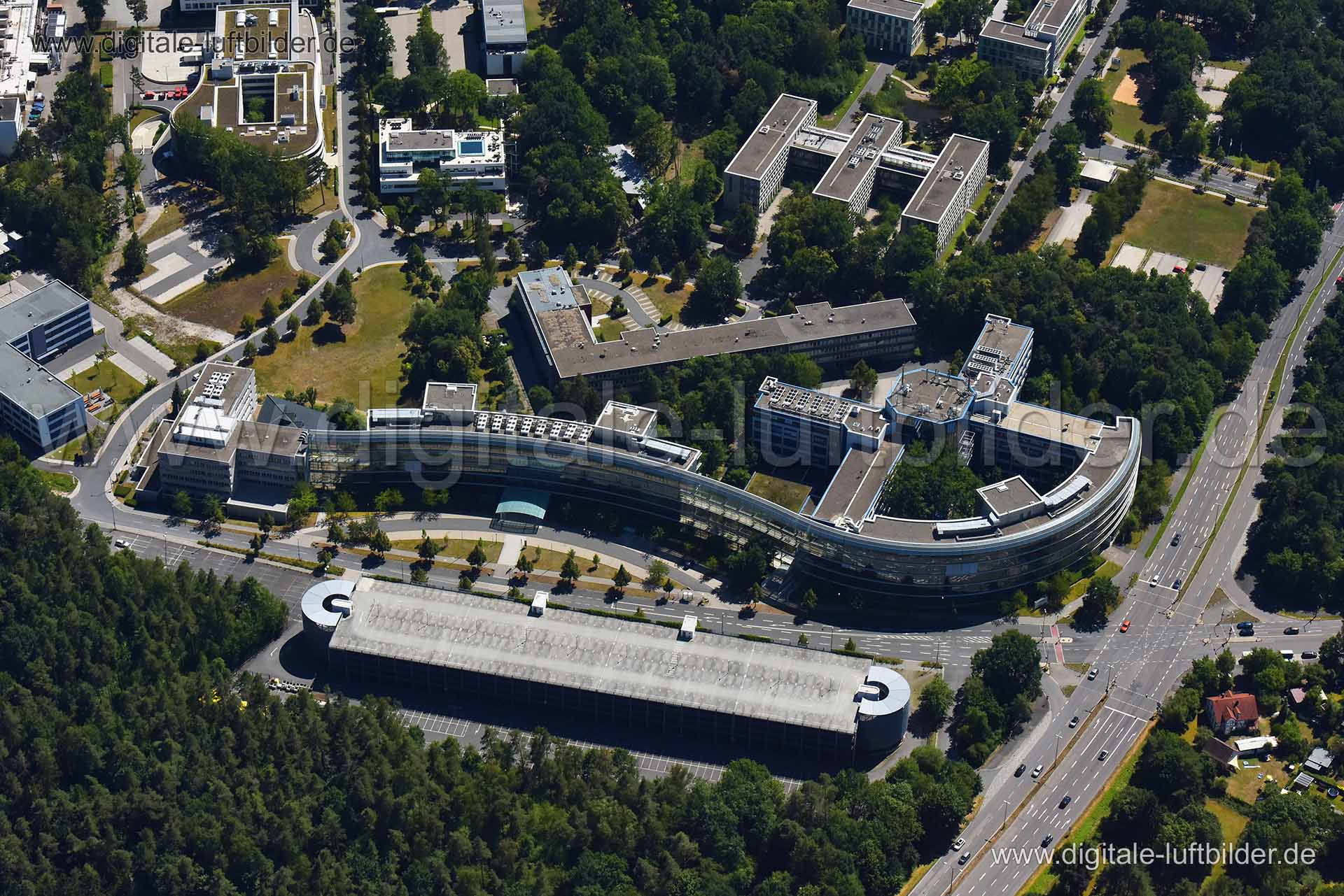 Titel: Nordostpark, Bildnummer: n275100, Ort / Stadt: Nürnberg, (Land)Kreis: kreisfreie Stadt Nürnberg, Regierungsbezirk: Mittelfranken, Bundesland: Bayern, Aufnahmedatum: 30.06.2018, Schlagwörter: Luftbild, Luftbilder, Luftbildfotografie, Luftaufnahme, Luftbildaufnahme, Luftfoto, Vogelperspektive, Vogelansicht, Deutschland, Schräg- und Senkrecht-Luftaufnahmen, Orthofotografie, 90411, 90491, Bierweg, Loft 96, Nordostpark, Thurn-und-Taxis-Straße, Architektur, Parkhaus, Gewerbeflächen, Gewerbefläc