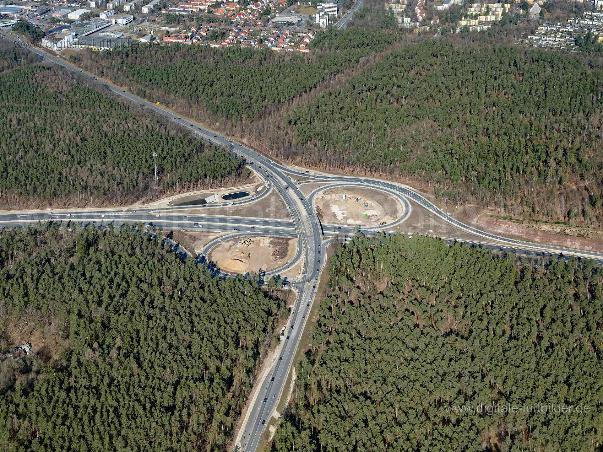 Titel: Nürnberg-Zollhaus, Bildnummer: f403330, Ort / Stadt: Nürnberg, (Land)Kreis: kreisfreie Stadt Nürnberg, Regierungsbezirk: Mittelfranken, Bundesland: Bayern, Aufnahmedatum: 06.03.2021, Schlagwörter: Luftbild, Luftbilder, Luftbildfotografie, Luftaufnahme, Luftbildaufnahme, Luftfoto, Vogelperspektive, Vogelansicht, Deutschland, Schräg- und Senkrecht-Luftaufnahmen, Orthofotografie, Autobahn A73, BAB 73, Autobahn, Zollhaus, Baustelle, Geometrie, Großbaustelle, Münchener Straße, Schwanstetter St
