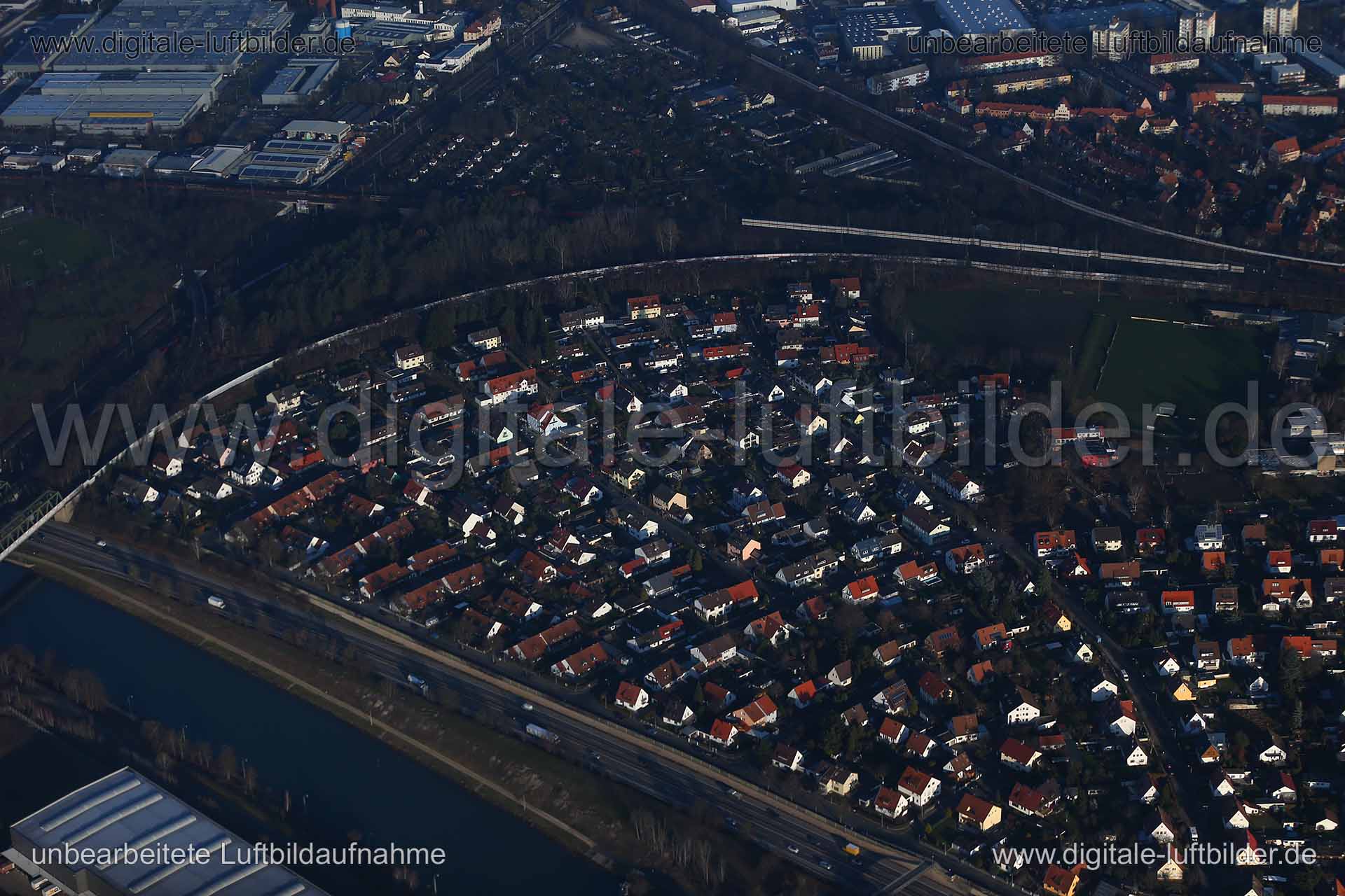 Titel: Olivenweg, Bildnummer: c187730, Ort / Stadt: Nürnberg, (Land)Kreis: kreisfreie Stadt Nürnberg, Regierungsbezirk: Mittelfranken, Bundesland: Bayern, Aufnahmedatum: 23.12.2015, Schlagwörter: Luftbild, Luftbilder, Luftbildfotografie, Luftaufnahme, Luftbildaufnahme, Luftfoto, Vogelperspektive, Vogelansicht, Deutschland, Schräg- und Senkrecht-Luftaufnahmen, Orthofotografie, Siedlung Marterlach, Maiach, Rüsternweg, Schlehdornweg, Hainbuchenweg, Kiefernschlag, An der Marterlach, Pappelweg, Akele