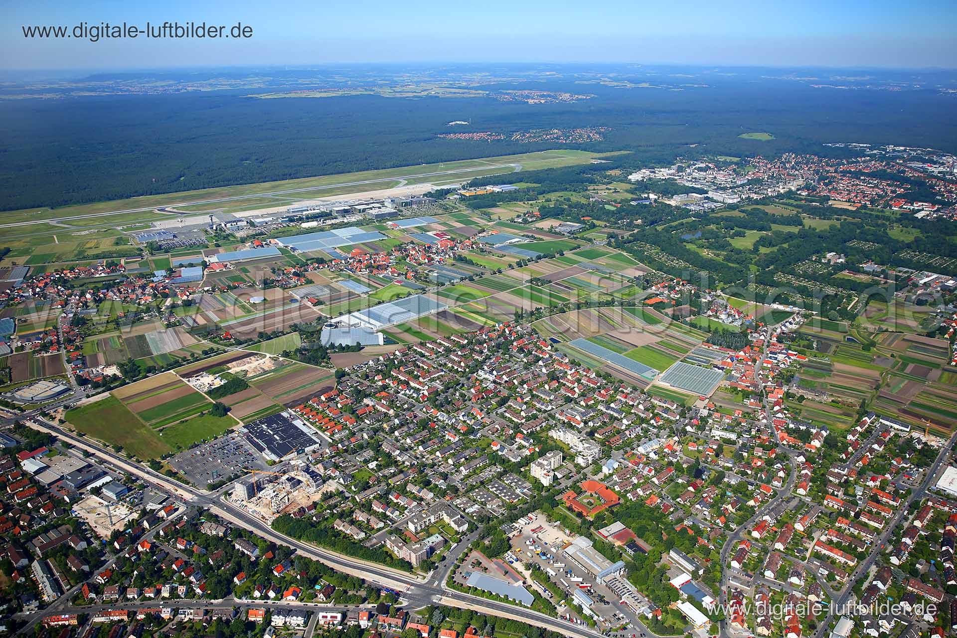 Titel: Panorama, Bildnummer: c226880, Ort / Stadt: Nürnberg, (Land)Kreis: kreisfreie Stadt Nürnberg, Regierungsbezirk: Mittelfranken, Bundesland: Bayern, Aufnahmedatum: 23.06.2016, Schlagwörter: Luftbild, Luftbilder, Luftbildfotografie, Luftaufnahme, Luftbildaufnahme, Luftfoto, Vogelperspektive, Vogelansicht, Deutschland, Schräg- und Senkrecht-Luftaufnahmen, Orthofotografie, Panorama, Flughafen, Ziegelstein, Almoshof, Knoblauchsland, Kleinreuth hinter der Veste, Marienbergpark, Marienpark, Erlan