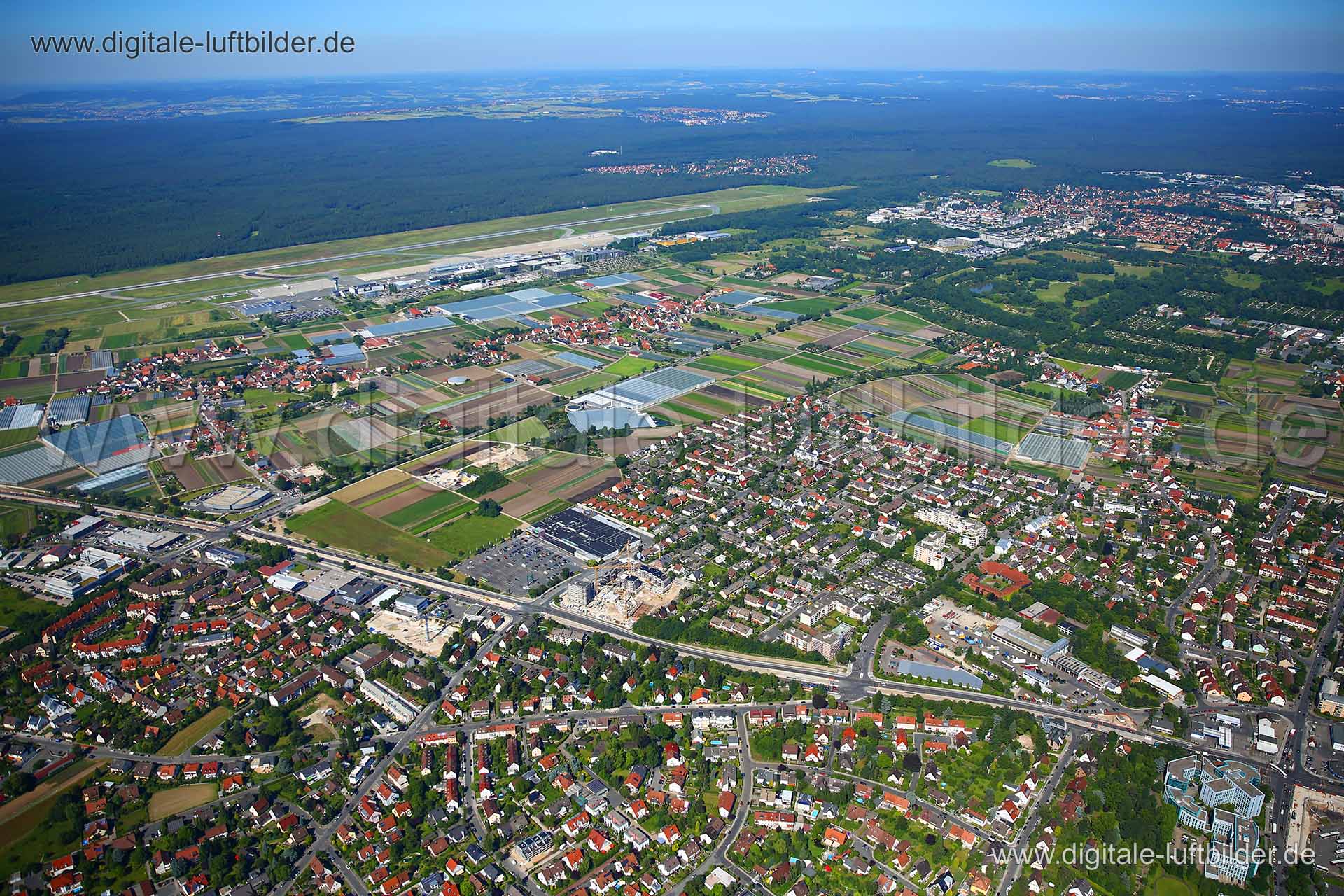 Titel: Panorama, Bildnummer: c226900, Ort / Stadt: Nürnberg, (Land)Kreis: kreisfreie Stadt Nürnberg, Regierungsbezirk: Mittelfranken, Bundesland: Bayern, Aufnahmedatum: 23.06.2016, Schlagwörter: Luftbild, Luftbilder, Luftbildfotografie, Luftaufnahme, Luftbildaufnahme, Luftfoto, Vogelperspektive, Vogelansicht, Deutschland, Schräg- und Senkrecht-Luftaufnahmen, Orthofotografie, Thon, Ziegelstein, Lohe, Almoshof, Knoblauchsland, Flughafen, Erlanger Straße, Schnepfenreuther Weg, Kilianstraße, Kleinre