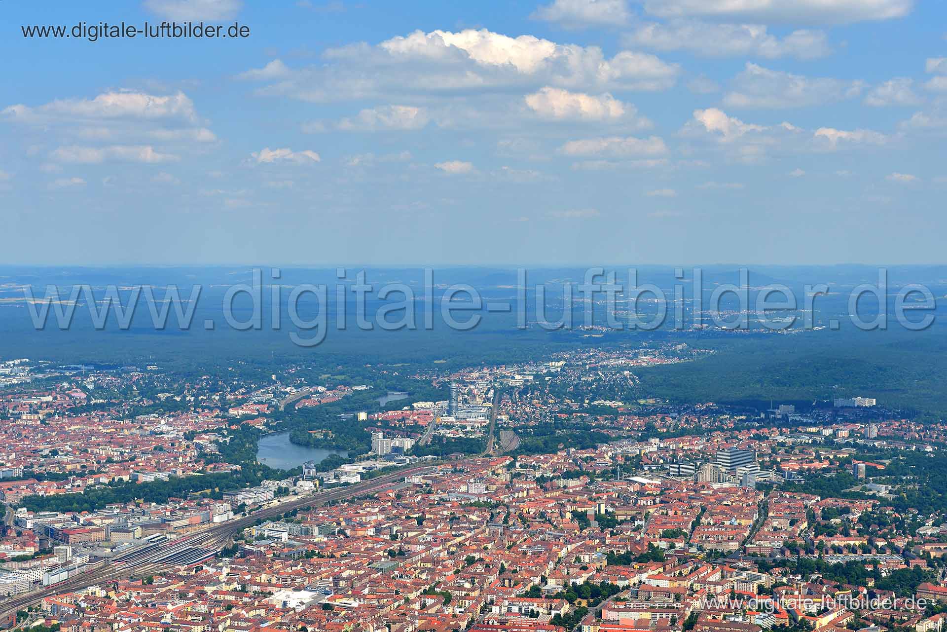 Titel: Panorama, Bildnummer: n054270, Ort / Stadt: Nürnberg, (Land)Kreis: kreisfreie Stadt Nürnberg, Regierungsbezirk: Mittelfranken, Bundesland: Bayern, Aufnahmedatum: 19.07.2013, Schlagwörter: Luftbild, Luftbilder, Luftbildfotografie, Luftaufnahme, Luftbildaufnahme, Luftfoto, Vogelperspektive, Vogelansicht, Deutschland, Schräg- und Senkrecht-Luftaufnahmen, Orthofotografie, Panorama, Monat: Juli, Jahreszeit: Sommer, Tageszeit: Mittag / Nachmittag, Jahr: 2013, Flug ID: 20130719, Bildstatus: farb