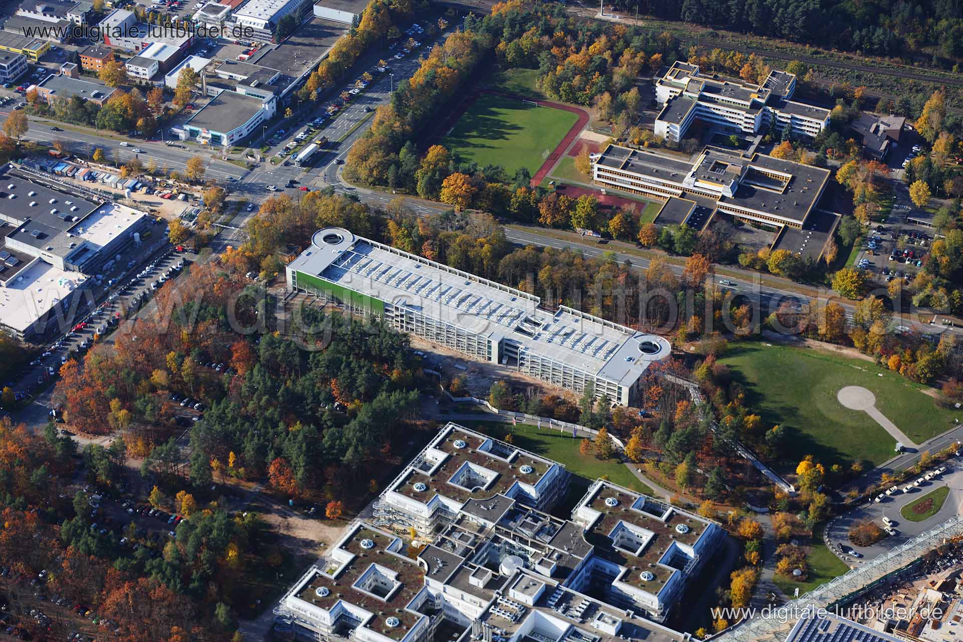 Titel: Parkhaus Klinikum-Nürnberg-Süd, Bildnummer: c124190, Ort / Stadt: Nürnberg, (Land)Kreis: kreisfreie Stadt Nürnberg, Regierungsbezirk: Mittelfranken, Bundesland: Bayern, Aufnahmedatum: 03.11.2014, Schlagwörter: Luftbild, Luftbilder, Luftbildfotografie, Luftaufnahme, Luftbildaufnahme, Luftfoto, Vogelperspektive, Vogelansicht, Deutschland, Schräg- und Senkrecht-Luftaufnahmen, Orthofotografie, Notaufnahme, Langwasser, Breslauer Straße, Baustelle, Neubau, Parkhaus, Parkmöglichkeiten, Parkhaus