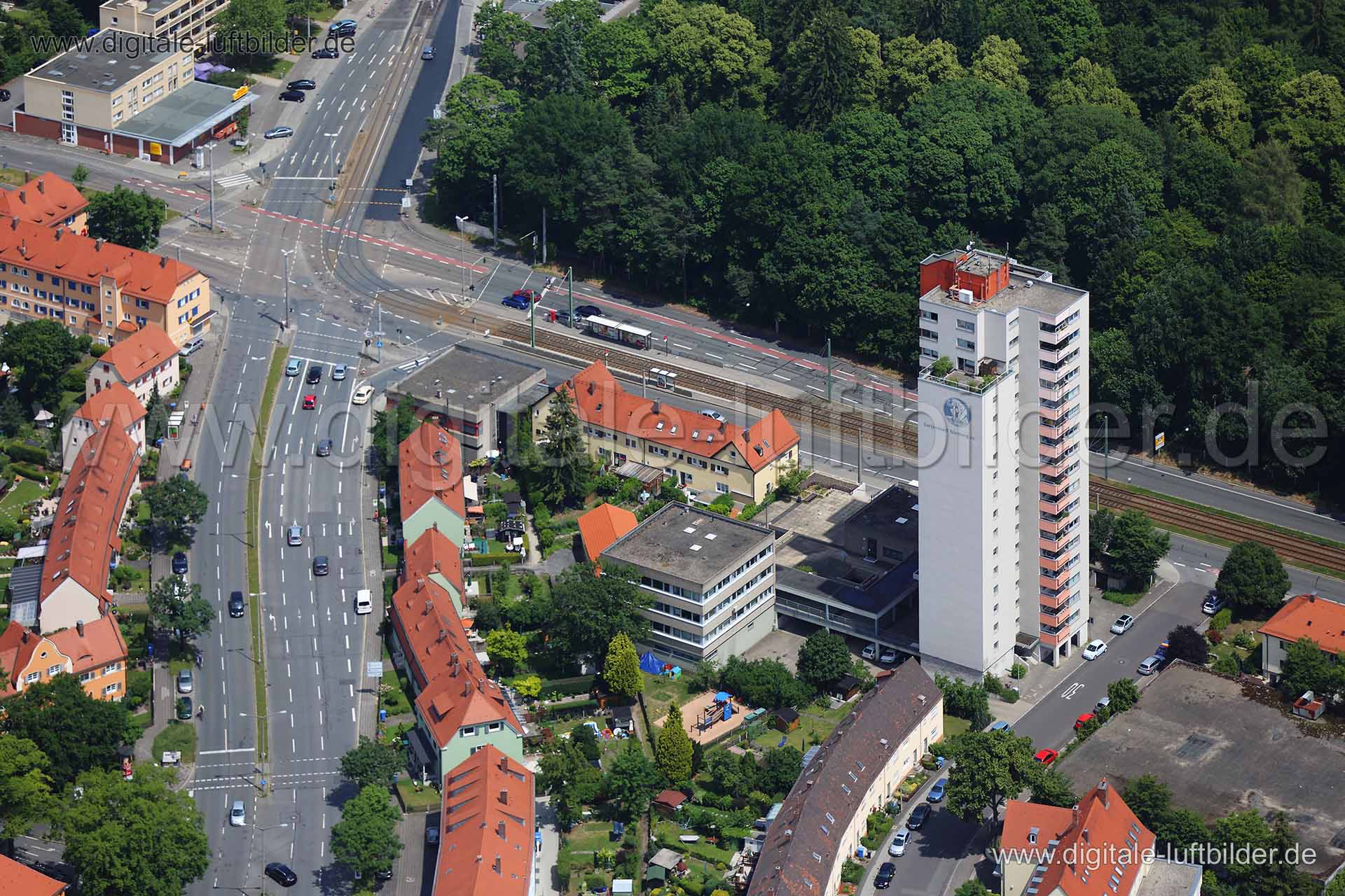 Titel: Paumannstraße, Bildnummer: c111400, Ort / Stadt: Nürnberg, (Land)Kreis: kreisfreie Stadt Nürnberg, Regierungsbezirk: Mittelfranken, Bundesland: Bayern, Aufnahmedatum: 19.06.2014, Schlagwörter: Luftbild, Luftbilder, Luftbildfotografie, Luftaufnahme, Luftbildaufnahme, Luftfoto, Vogelperspektive, Vogelansicht, Deutschland, Schräg- und Senkrecht-Luftaufnahmen, Orthofotografie, Paumannstraße, Hochhaus, Julius-Lossmann-Straße, Katzwanger Straße, Finkenbrunn, Gewerbeflächen, Gewerbeflächen & Gew