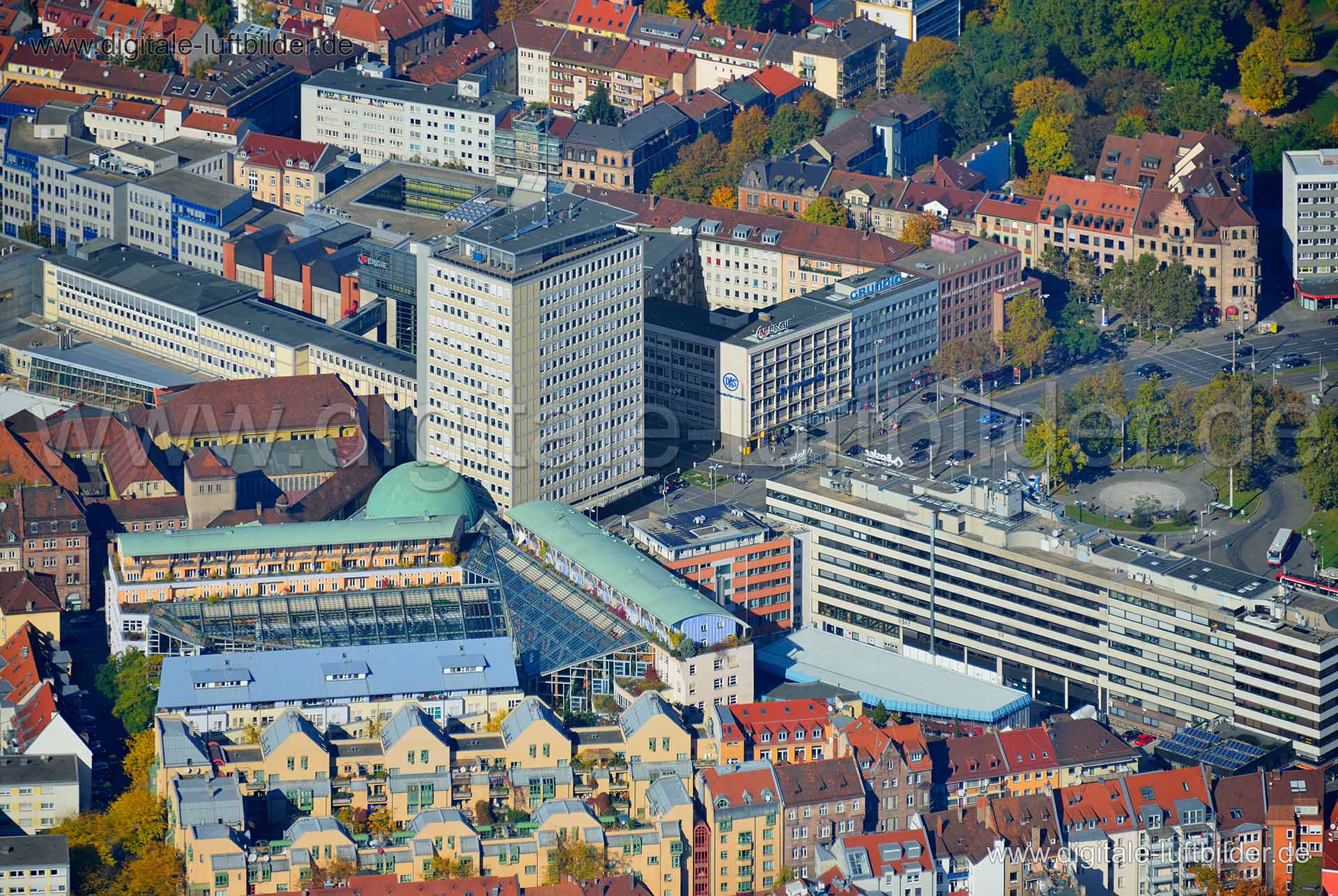 Titel: Plärrer, Bildnummer: n076060, Ort / Stadt: Nürnberg, (Land)Kreis: kreisfreie Stadt Nürnberg, Regierungsbezirk: Mittelfranken, Bundesland: Bayern, Aufnahmedatum: 19.10.2013, Schlagwörter: Luftbild, Luftbilder, Luftbildfotografie, Luftaufnahme, Luftbildaufnahme, Luftfoto, Vogelperspektive, Vogelansicht, Deutschland, Schräg- und Senkrecht-Luftaufnahmen, Orthofotografie, Plärrer, EWAG, N-ergie, Spittlertorgraben, Volksbad, Rothenburger Straße, Fürther Straße, Gostenhofer Hauptstraße, Südliche