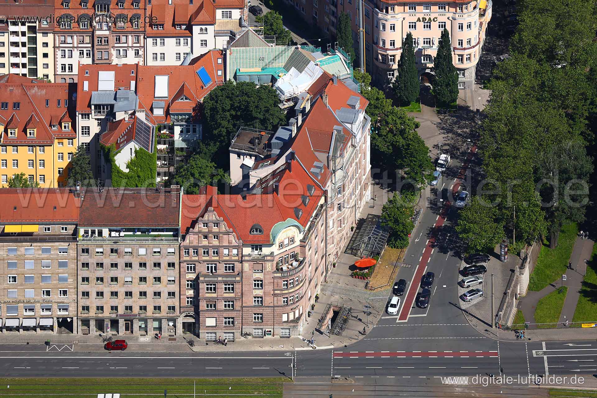 Titel: Prinzregentenufer, Bildnummer: c226350, Ort / Stadt: Nürnberg, (Land)Kreis: kreisfreie Stadt Nürnberg, Regierungsbezirk: Mittelfranken, Bundesland: Bayern, Aufnahmedatum: 23.06.2016, Schlagwörter: Luftbild, Luftbilder, Luftbildfotografie, Luftaufnahme, Luftbildaufnahme, Luftfoto, Vogelperspektive, Vogelansicht, Deutschland, Schräg- und Senkrecht-Luftaufnahmen, Orthofotografie, Laufertorgraben, Prinzregentenufer, Monat: Juni, Jahreszeit: Sommer, Tageszeit: Mittag / Nachmittag, Jahr: 2016,