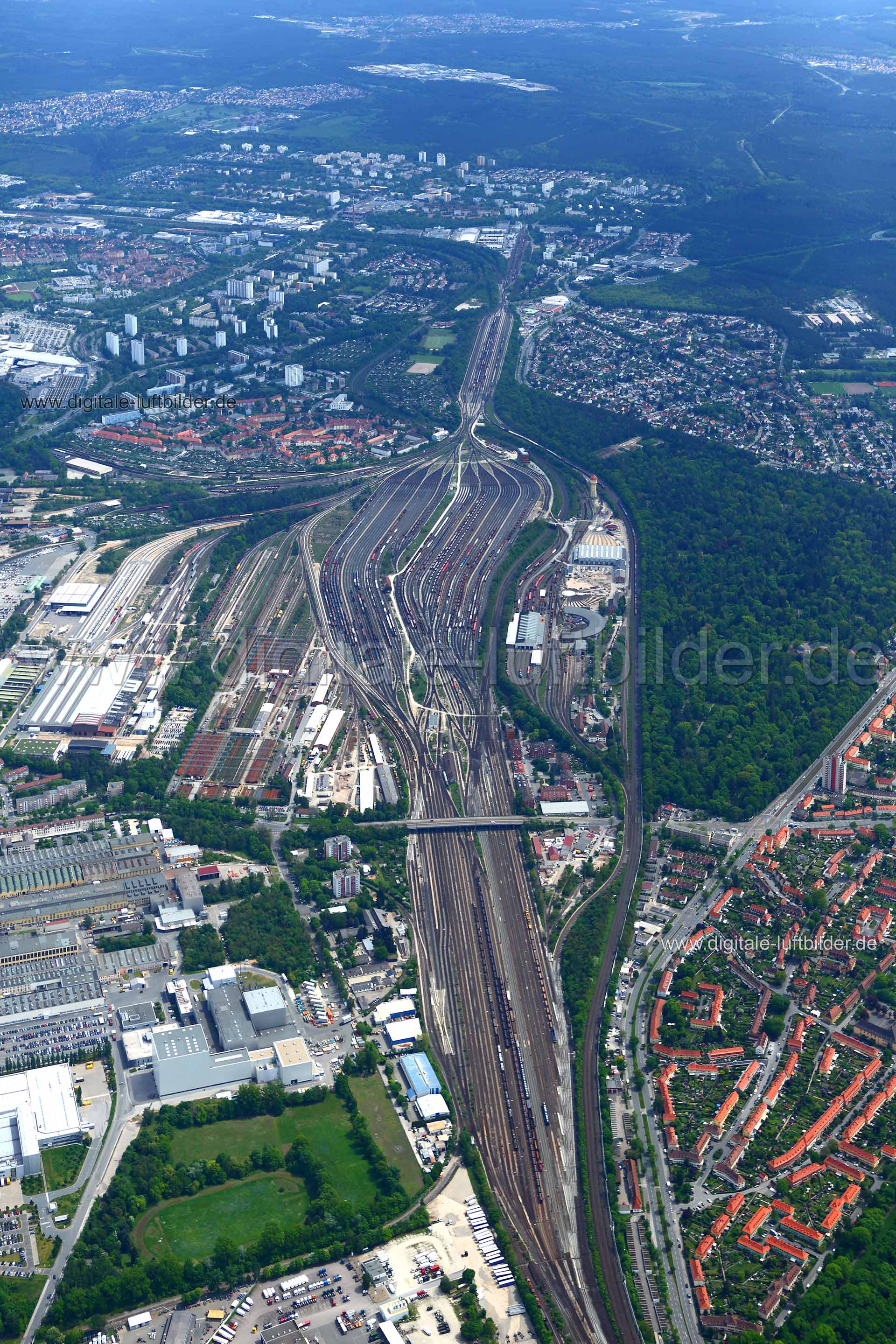 Titel: Rangierbahnhof, Bildnummer: c036320, Ort / Stadt: Nürnberg, (Land)Kreis: kreisfreie Stadt Nürnberg, Regierungsbezirk: Mittelfranken, Bundesland: Bayern, Aufnahmedatum: 15.05.2013, Schlagwörter: Luftbild, Luftbilder, Luftbildfotografie, Luftaufnahme, Luftbildaufnahme, Luftfoto, Vogelperspektive, Vogelansicht, Deutschland, Schräg- und Senkrecht-Luftaufnahmen, Orthofotografie, Rangierbahnhof, Bahnhof, Gleis, Gleise, Südfriedhof, Katzwanger Straße, Bauernfeind, Hasenbuck, Bahnverkehr, Gewerbe