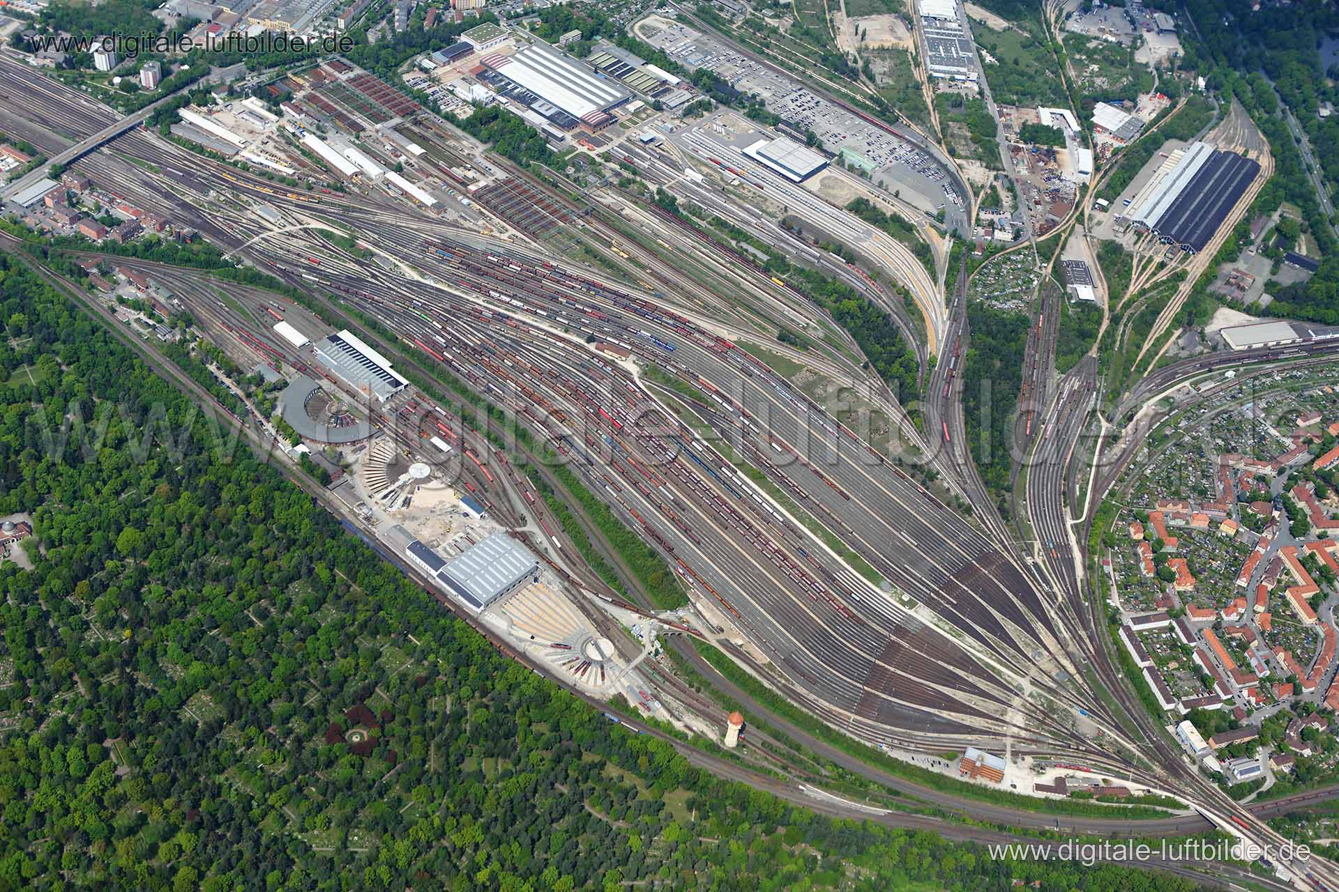 Titel: Rangierbahnhof, Bildnummer: c036890, Ort / Stadt: Nürnberg, (Land)Kreis: kreisfreie Stadt Nürnberg, Regierungsbezirk: Mittelfranken, Bundesland: Bayern, Aufnahmedatum: 15.05.2013, Schlagwörter: Luftbild, Luftbilder, Luftbildfotografie, Luftaufnahme, Luftbildaufnahme, Luftfoto, Vogelperspektive, Vogelansicht, Deutschland, Schräg- und Senkrecht-Luftaufnahmen, Orthofotografie, Rangierbahnhof, Gleis, Gleise, Güterverkehr, Bahn, Deutsche Bahn, Bauernfeind, Südfriedhof, Güterbahnhof, Katzwanger