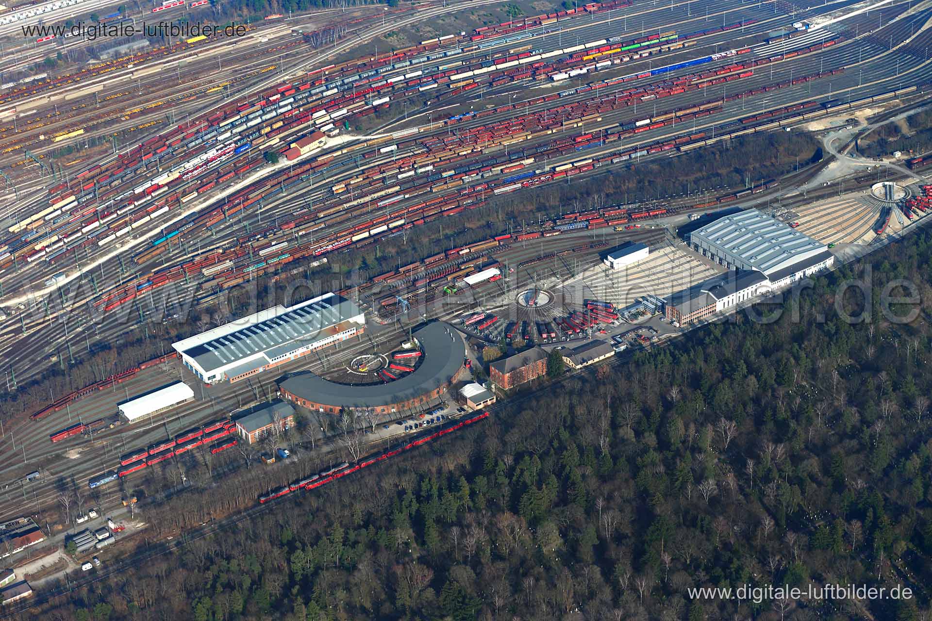 Titel: Rangierbahnhof, Bildnummer: c080230, Ort / Stadt: Nürnberg, (Land)Kreis: kreisfreie Stadt Nürnberg, Regierungsbezirk: Mittelfranken, Bundesland: Bayern, Aufnahmedatum: 08.03.2014, Schlagwörter: Luftbild, Luftbilder, Luftbildfotografie, Luftaufnahme, Luftbildaufnahme, Luftfoto, Vogelperspektive, Vogelansicht, Deutschland, Schräg- und Senkrecht-Luftaufnahmen, Orthofotografie, Rangierbahnhof, Güterverkehr, Gleis, Gleise, Zug, Züge, Deutsche Bahn, Bahnverkehr, Südfriedhof, Lokschuppen, Wagon,
