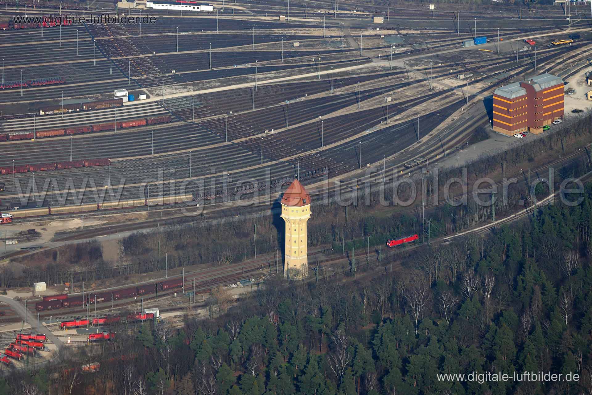 Titel: Rangierbahnhof, Bildnummer: c080430, Ort / Stadt: Nürnberg, (Land)Kreis: kreisfreie Stadt Nürnberg, Regierungsbezirk: Mittelfranken, Bundesland: Bayern, Aufnahmedatum: 08.03.2014, Schlagwörter: Luftbild, Luftbilder, Luftbildfotografie, Luftaufnahme, Luftbildaufnahme, Luftfoto, Vogelperspektive, Vogelansicht, Deutschland, Schräg- und Senkrecht-Luftaufnahmen, Orthofotografie, Rangierbahnhof, Güterverkehr, Gleis, Gleise, Zug, Züge, Deutsche Bahn, Bahnverkehr, Südfriedhof, Lokschuppen, Wagon,