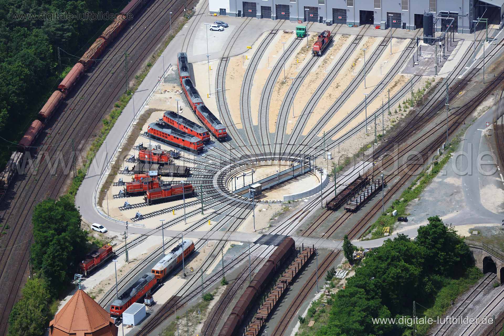 Titel: Rangierbahnhof, Bildnummer: c111220, Ort / Stadt: Nürnberg, (Land)Kreis: kreisfreie Stadt Nürnberg, Regierungsbezirk: Mittelfranken, Bundesland: Bayern, Aufnahmedatum: 19.06.2014, Schlagwörter: Luftbild, Luftbilder, Luftbildfotografie, Luftaufnahme, Luftbildaufnahme, Luftfoto, Vogelperspektive, Vogelansicht, Deutschland, Schräg- und Senkrecht-Luftaufnahmen, Orthofotografie, Rangierbahnhof, Gleis, Gleise, Güterverkehr, Zug, Lok, Lokomotive, Lokschuppen, Eisenbahn, Deutsche Bahn, DB, Weiche