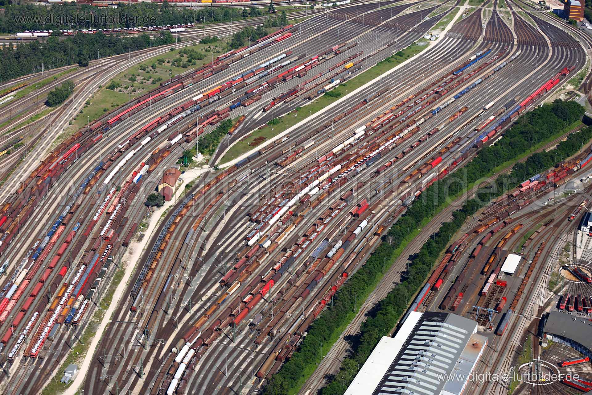 Titel: Rangierbahnhof, Bildnummer: c226160, Ort / Stadt: Nürnberg, (Land)Kreis: kreisfreie Stadt Nürnberg, Regierungsbezirk: Mittelfranken, Bundesland: Bayern, Aufnahmedatum: 23.06.2016, Schlagwörter: Luftbild, Luftbilder, Luftbildfotografie, Luftaufnahme, Luftbildaufnahme, Luftfoto, Vogelperspektive, Vogelansicht, Deutschland, Schräg- und Senkrecht-Luftaufnahmen, Orthofotografie, Rangierbahnhof, Bahn, Gleis, Gleise, Deutsche Bahn, Bahnverkehr, Güterverkehr, Zug, Wagon, Schienen, Schienennetz, E