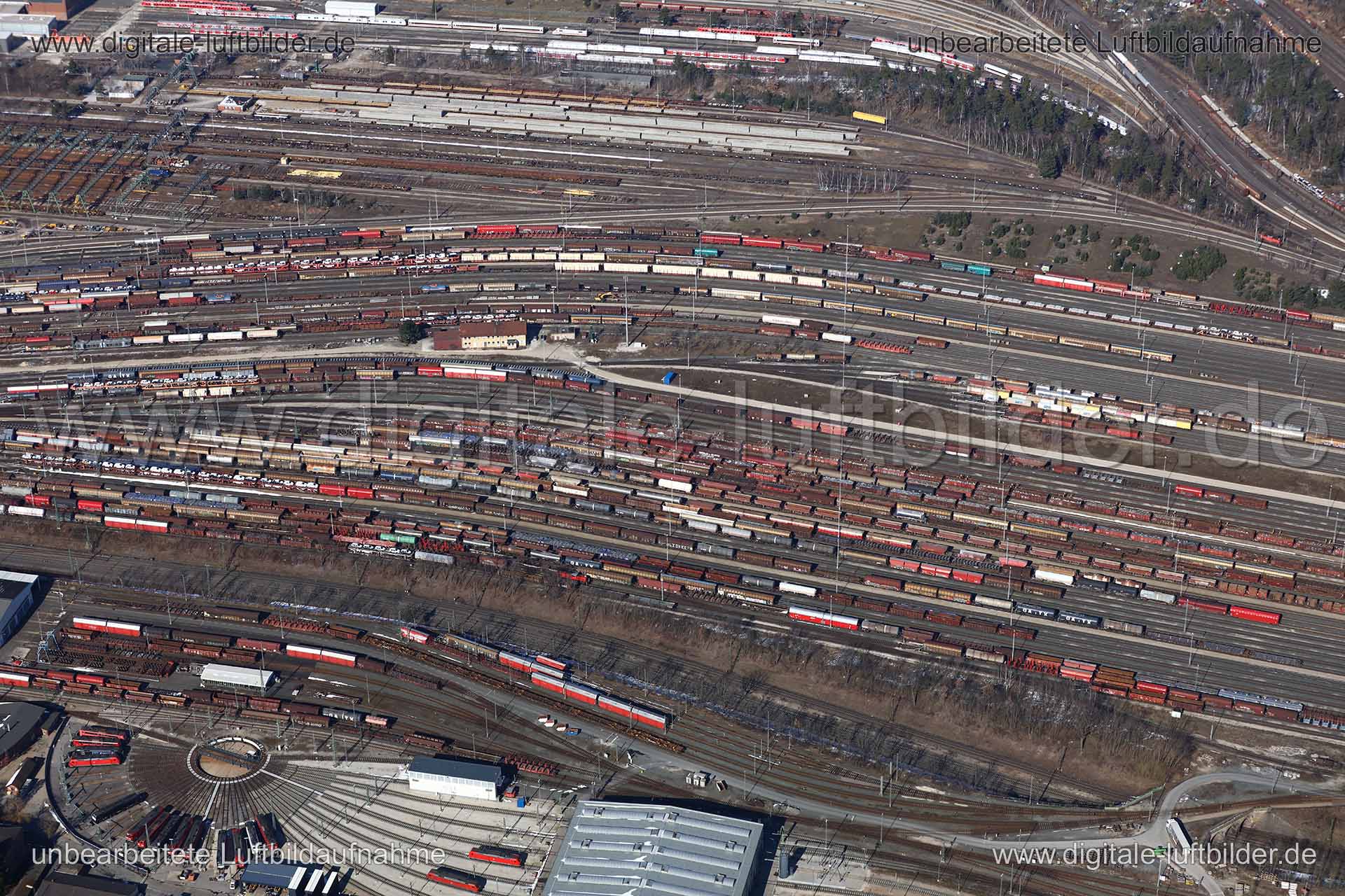Titel: Rangierbahnhof, Bildnummer: c252250, Ort / Stadt: Nürnberg, (Land)Kreis: kreisfreie Stadt Nürnberg, Regierungsbezirk: Mittelfranken, Bundesland: Bayern, Aufnahmedatum: 21.03.2018, Schlagwörter: Luftbild, Luftbilder, Luftbildfotografie, Luftaufnahme, Luftbildaufnahme, Luftfoto, Vogelperspektive, Vogelansicht, Deutschland, Schräg- und Senkrecht-Luftaufnahmen, Orthofotografie, Rangierbahnhof, Zug, Wagon, Schienen, Gleis, Gleise, Güterverkehr, Güterwagon, Güttertransport, Schiene, Schienenver