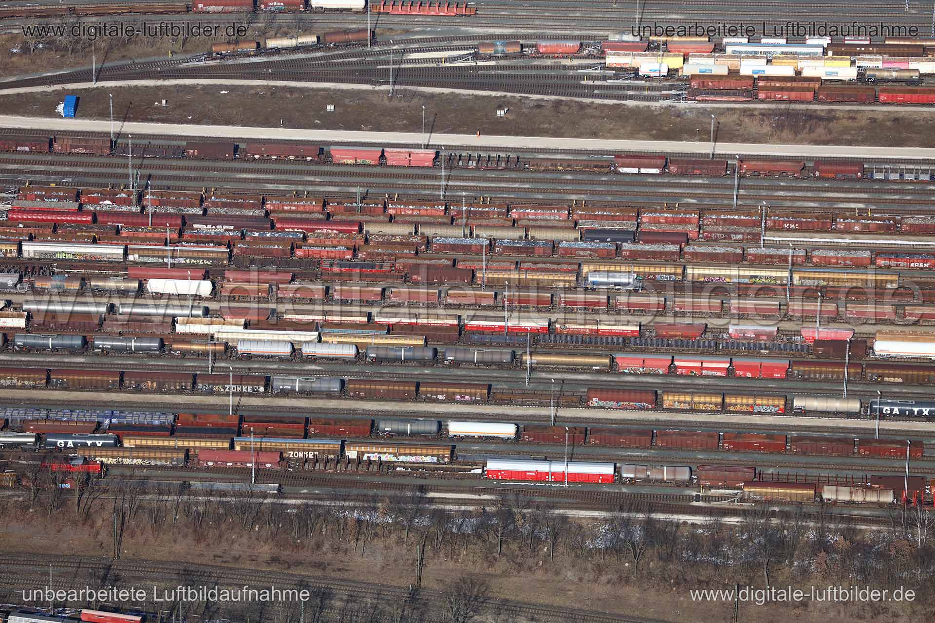 Titel: Rangierbahnhof, Bildnummer: c252270, Ort / Stadt: Nürnberg, (Land)Kreis: kreisfreie Stadt Nürnberg, Regierungsbezirk: Mittelfranken, Bundesland: Bayern, Aufnahmedatum: 21.03.2018, Schlagwörter: Luftbild, Luftbilder, Luftbildfotografie, Luftaufnahme, Luftbildaufnahme, Luftfoto, Vogelperspektive, Vogelansicht, Deutschland, Schräg- und Senkrecht-Luftaufnahmen, Orthofotografie, Rangierbahnhof, Zug, Wagon, Schienen, Gleis, Gleise, Güterverkehr, Güterwagon, Güttertransport, Schiene, Schienenver