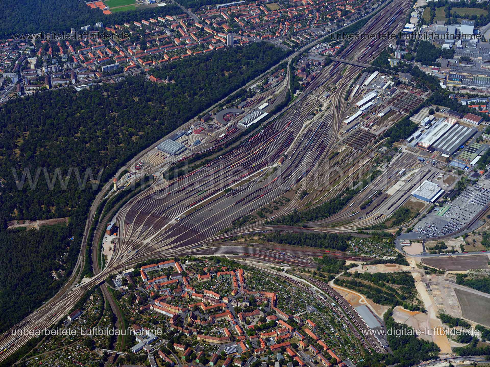 Titel: Rangierbahnhof, Bildnummer: f380850, Ort / Stadt: Nürnberg, (Land)Kreis: kreisfreie Stadt Nürnberg, Regierungsbezirk: Mittelfranken, Bundesland: Bayern, Aufnahmedatum: 01.08.2020, Schlagwörter: Luftbild, Luftbilder, Luftbildfotografie, Luftaufnahme, Luftbildaufnahme, Luftfoto, Vogelperspektive, Vogelansicht, Deutschland, Schräg- und Senkrecht-Luftaufnahmen, Orthofotografie, 90461, Nürnberg, 90471, 90441, 90469, Gartenstadt, Rangierbahnhof, Ingolstädter Straße, Gerberstraße, Ebermayerstraß