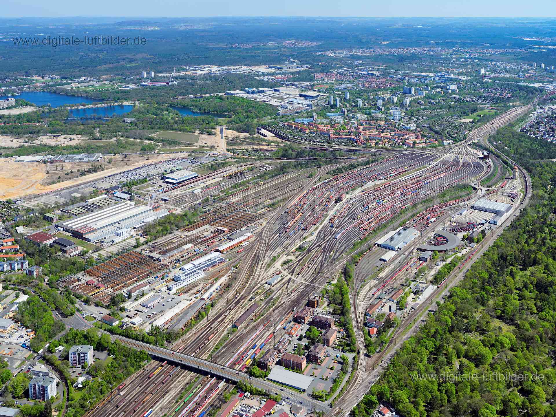 Titel: Rangierbahnhof, Bildnummer: f425620, Ort / Stadt: Nürnberg, (Land)Kreis: kreisfreie Stadt Nürnberg, Regierungsbezirk: Mittelfranken, Bundesland: Bayern, Aufnahmedatum: 09.05.2021, Schlagwörter: Luftbild, Luftbilder, Luftbildfotografie, Luftaufnahme, Luftbildaufnahme, Luftfoto, Vogelperspektive, Vogelansicht, Deutschland, Schräg- und Senkrecht-Luftaufnahmen, Orthofotografie, Rangierbahnhof, Zug, Wagon, Gleis, Lokschppen, Lokomotive, Deutsche Bahn, Güter, Güterverkehr, Schienenverkehr, Tran